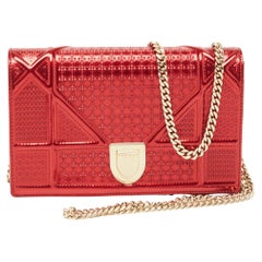 Dior Portefeuille Diorama en cuir verni rouge micro cannage sur chaîne