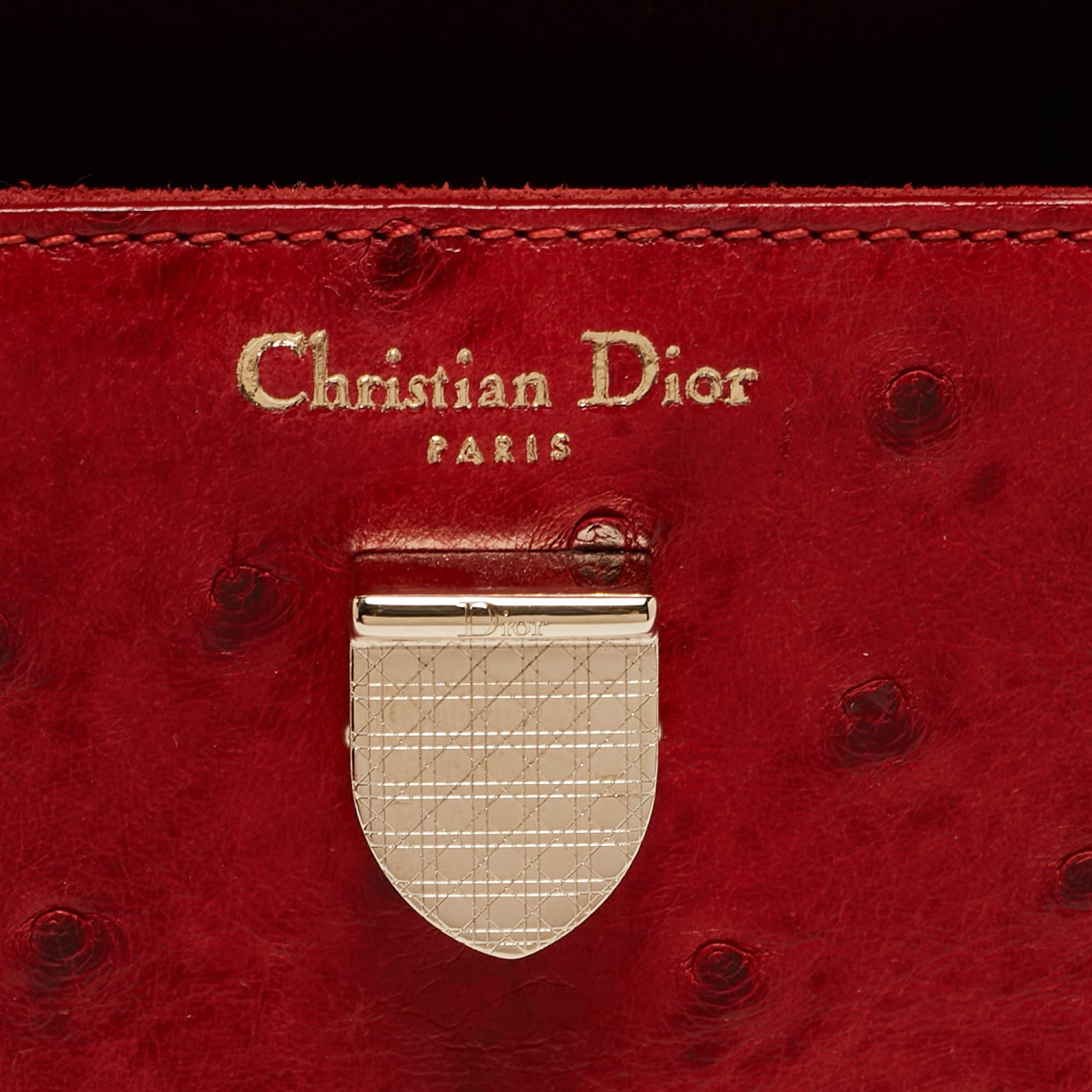 Sac cabas Dior Mini Diorever en autruche rouge en vente 3