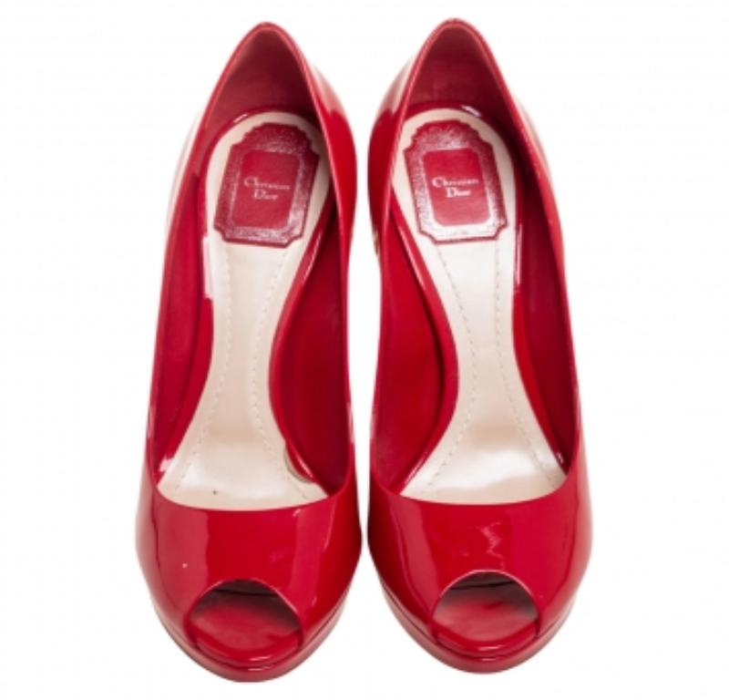 Dior Cuir verni rouge Miss Dior Peep Toe Platform Pumps Size 40 en vente 1