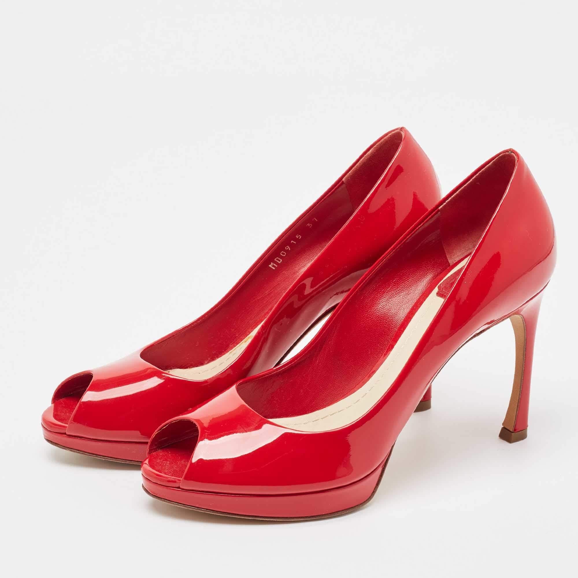 Fate una dichiarazione di stile chic con queste décolleté di design. Presentano tacchi robusti e suole resistenti, perfetti per le tue uscite alla moda.