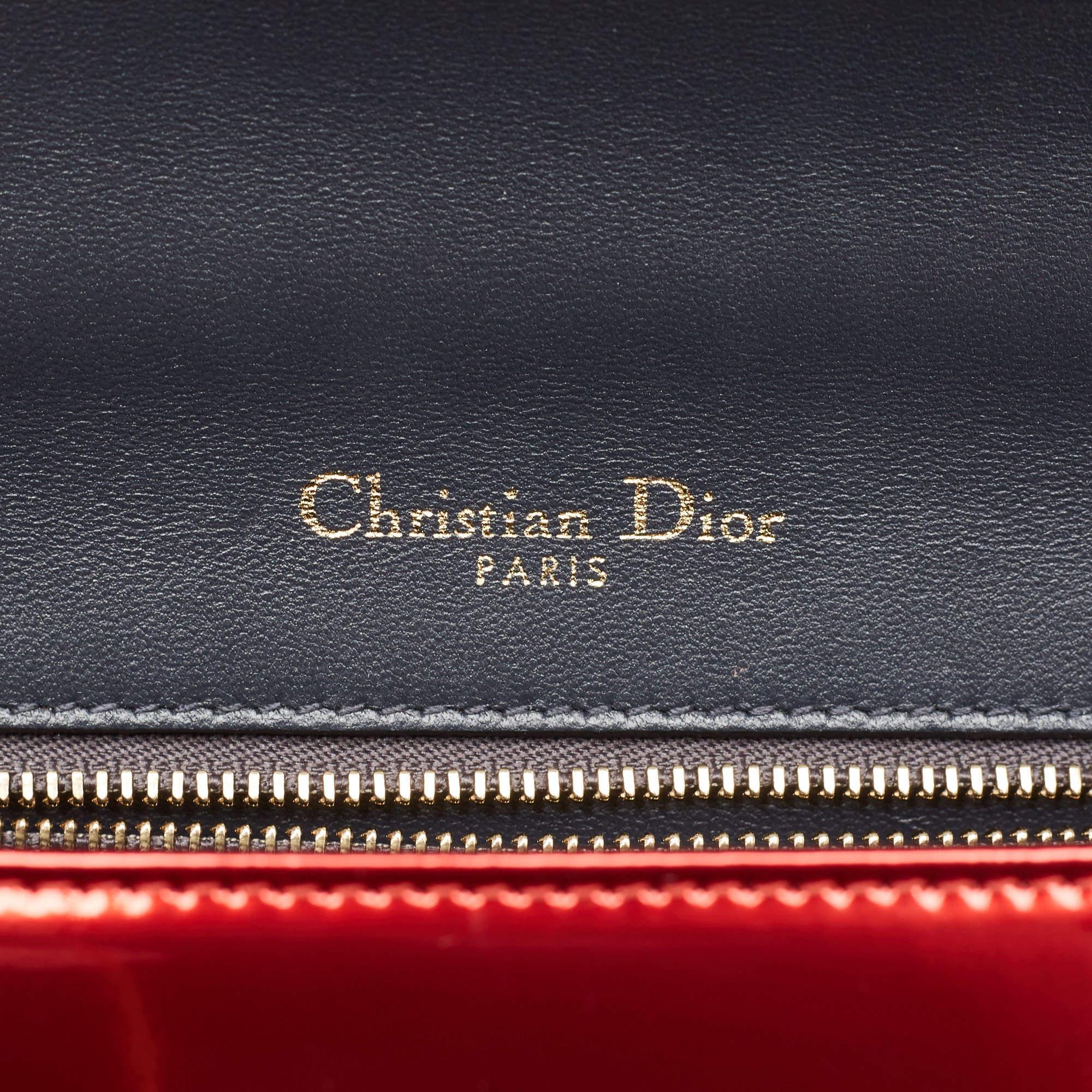 Dior Rote Diorama Umhängetasche aus Lackleder im Angebot 3