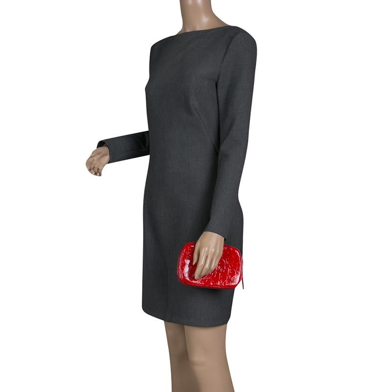Diese Kosmetiktasche von Dior Trousse ist groß genug, um all Ihre Make-up-Utensilien zu verstauen und eignet sich perfekt für Reisen oder den täglichen Gebrauch. Die aus rotem Lackleder gefertigte und mit rotem Nylon gefütterte Tasche verfügt über