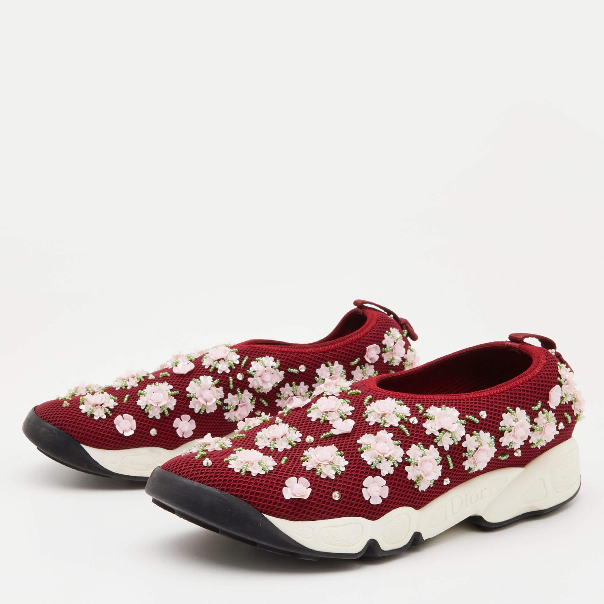 Verleihen Sie Ihrem Outfit ein luxuriöses Update mit diesem Paar Designer-Sneakers. Die Kreation ist perfekt genäht, damit Sie darin lange Zeit eine gute Figur machen.