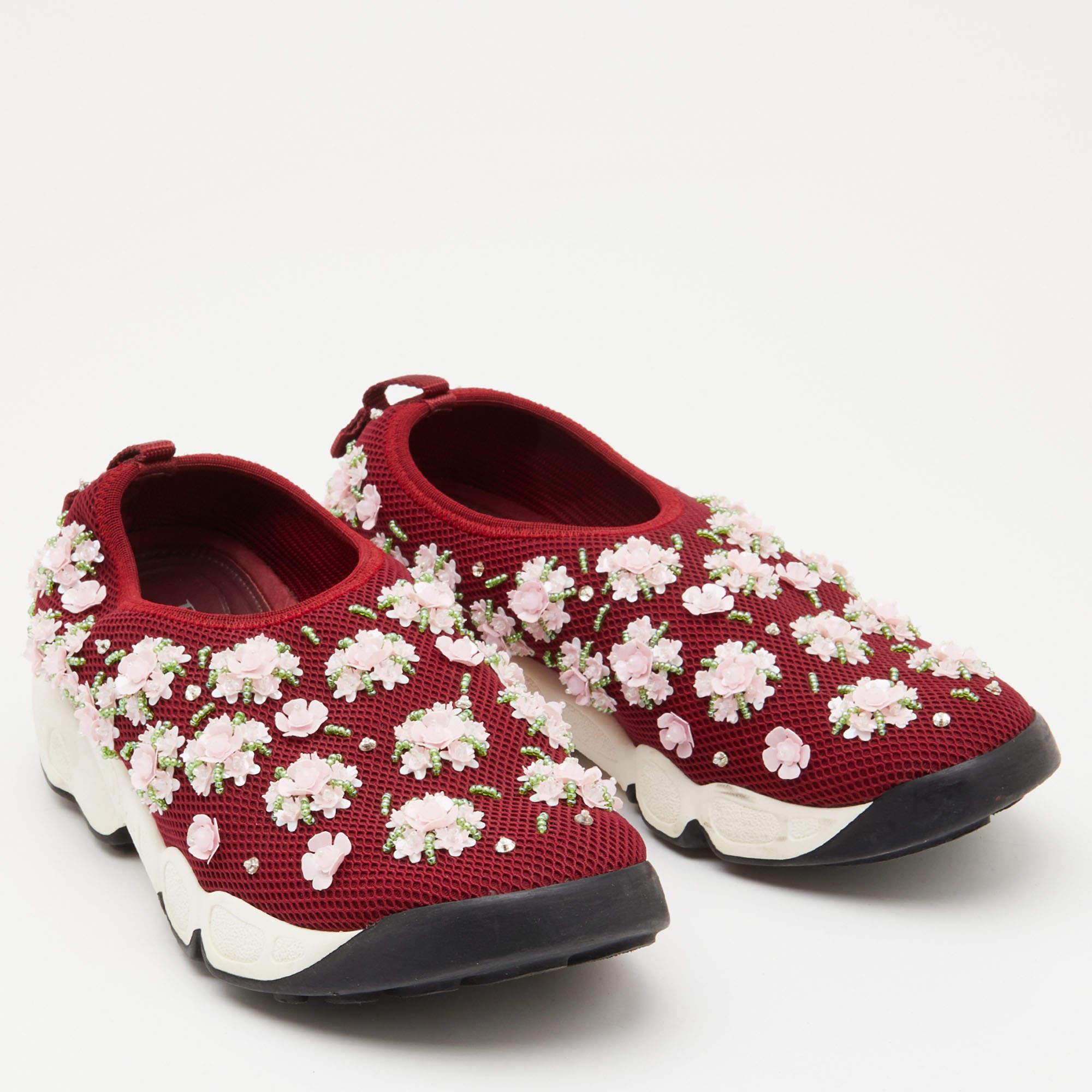 Dior Rot/Rosa Kristall verzierte Mesh Fusion Slip-On Turnschuhe Größe 37,5 im Zustand „Gut“ im Angebot in Dubai, Al Qouz 2