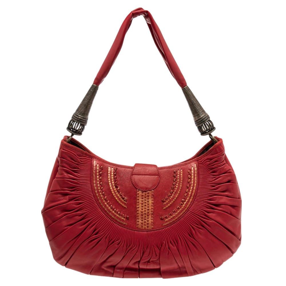 Immaculate craftsmanship and classic style are what this fabulously crafted leather hobo has to offer. The interior is lined with nylon and the bag has a single handle. This plisse bag in red from the house of Dior looks gorgeous with the