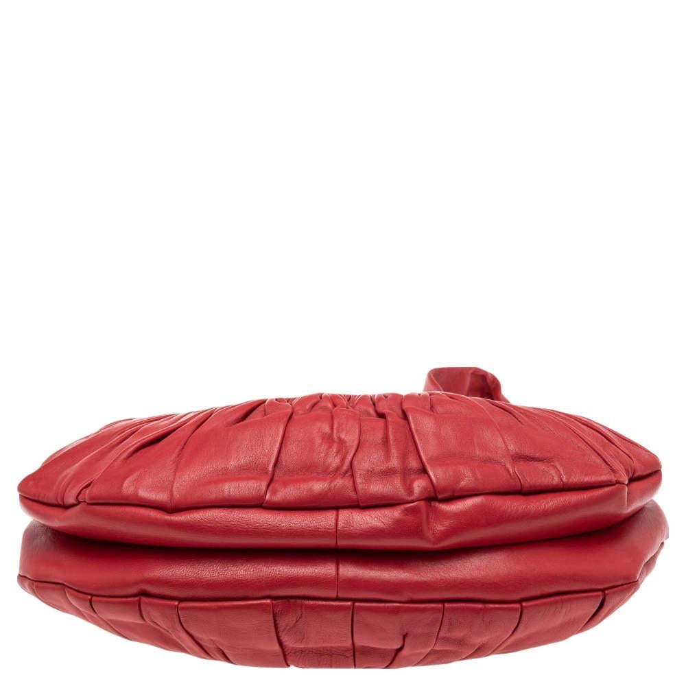 Dior Plisse Hobo en cuir plissé rouge État moyen - En vente à Dubai, Al Qouz 2
