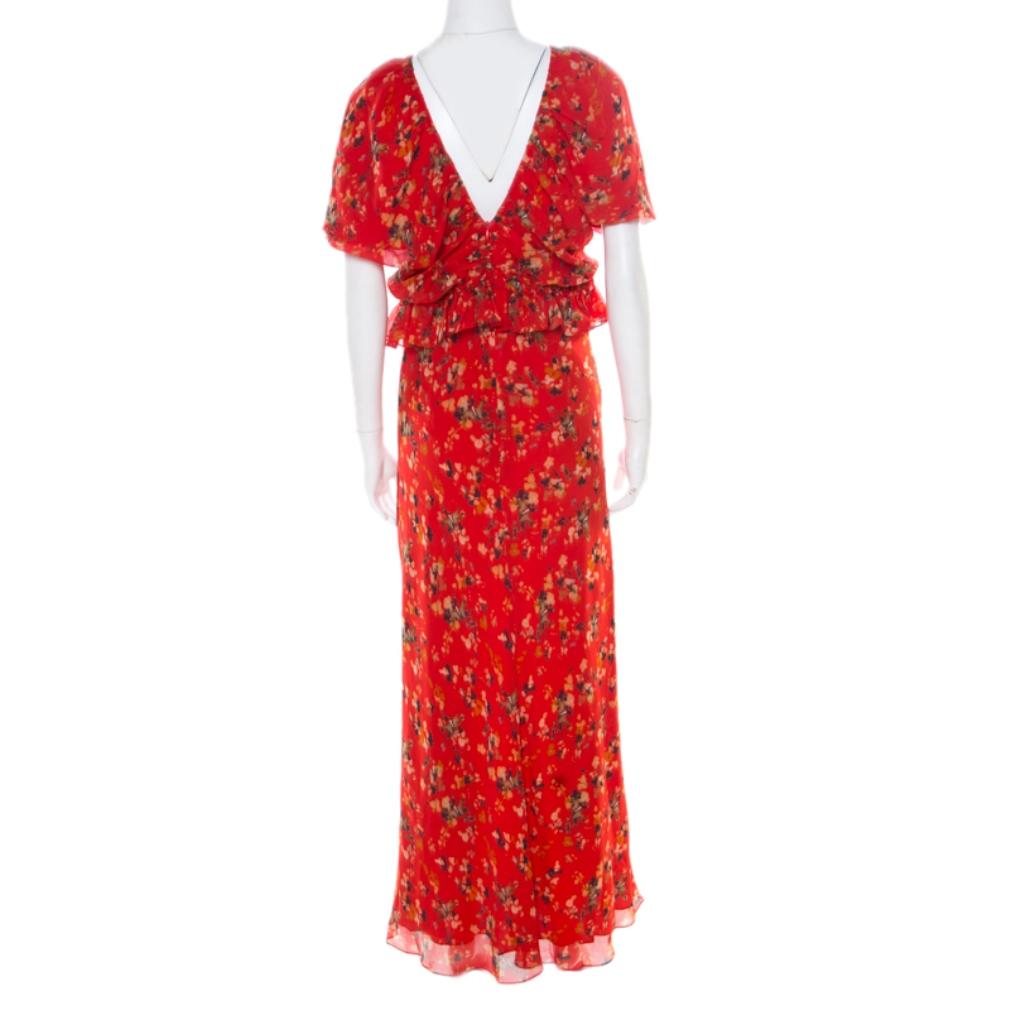 This dress is an example of the label Dior's artful thoughts put together with brilliant tailoring. Show up in great style dressed in this gorgeous red number. Cut from the best quality silk-elastane blend, this dress will be your go-to outfit for
