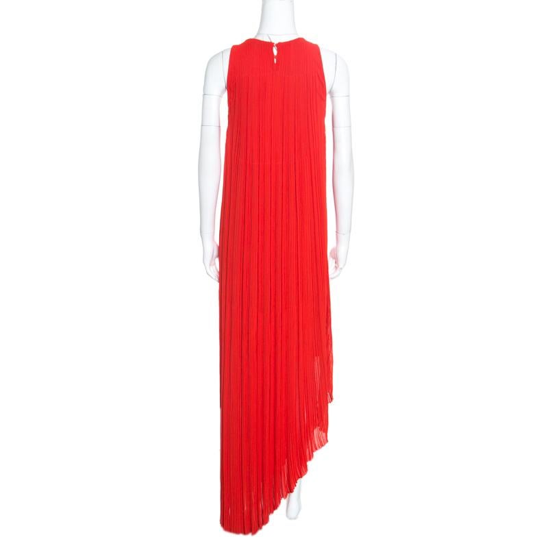 The glamorous yet practical appeal of this maxi dress from Dior makes it a pleasant choice for your evening looks. It is graced with a fabulous silhouette featuring an eye-catching red hue and is accented with a ribbed knitting pattern all over