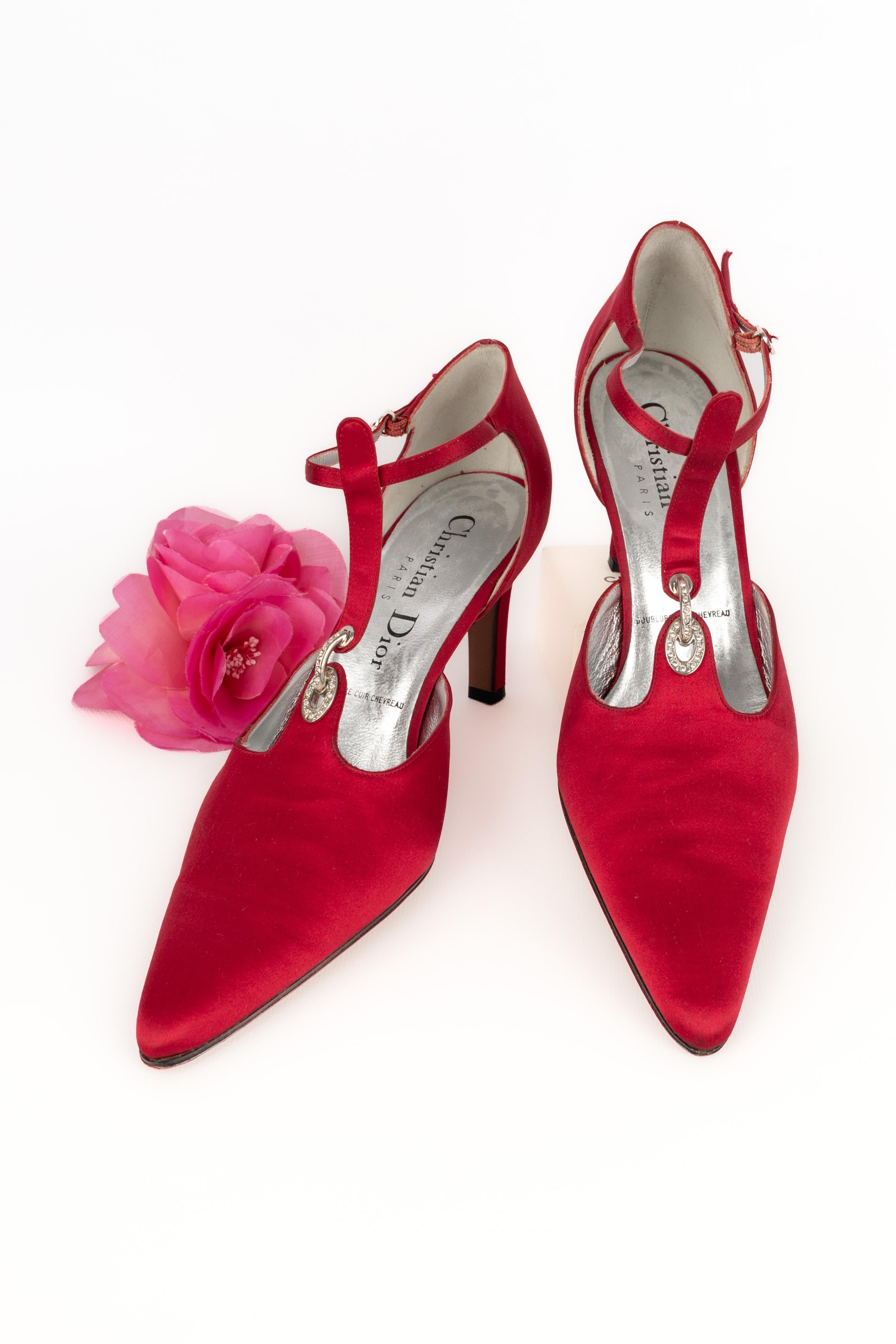 DIOR - (Made in Italy) Scarpe a spillo in raso rosso con pelle argentata.

Condizioni:
Ottime condizioni

Dimensioni:
Taglia 39 1/2

SKU:CH73