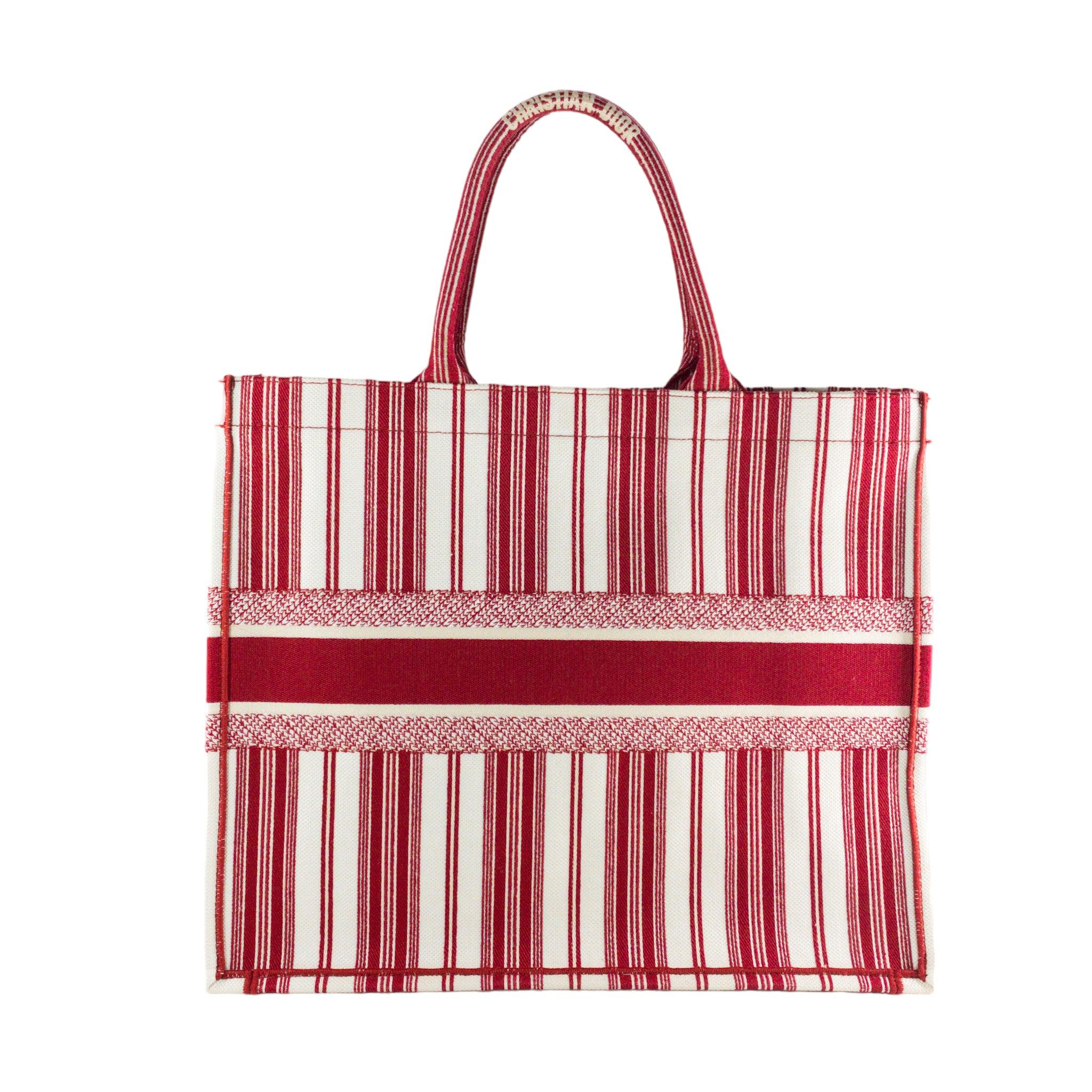 Dior Striped Red Embroidered Large Book Tote Bag

Il s'agit d'un authentique Book Tote de Dior en taille Large. Toile brodée rayée en rouge et blanc 'Christian Dior' sur le devant avec de grandes poignées fixes sur le dessus. Grande cavité