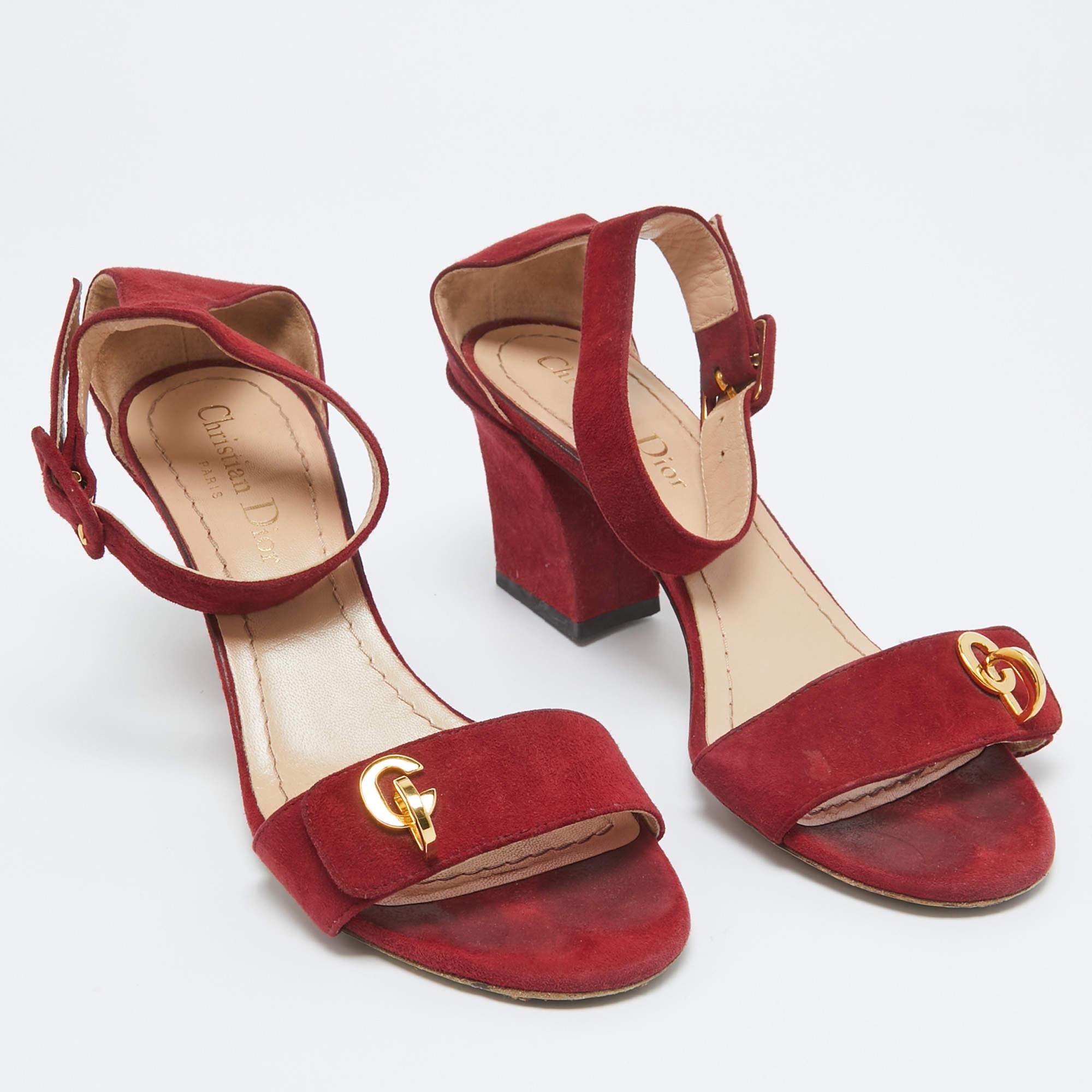 Dior Sandales C'est à lanières à la cheville en daim rouge taille 37 Bon état - En vente à Dubai, Al Qouz 2