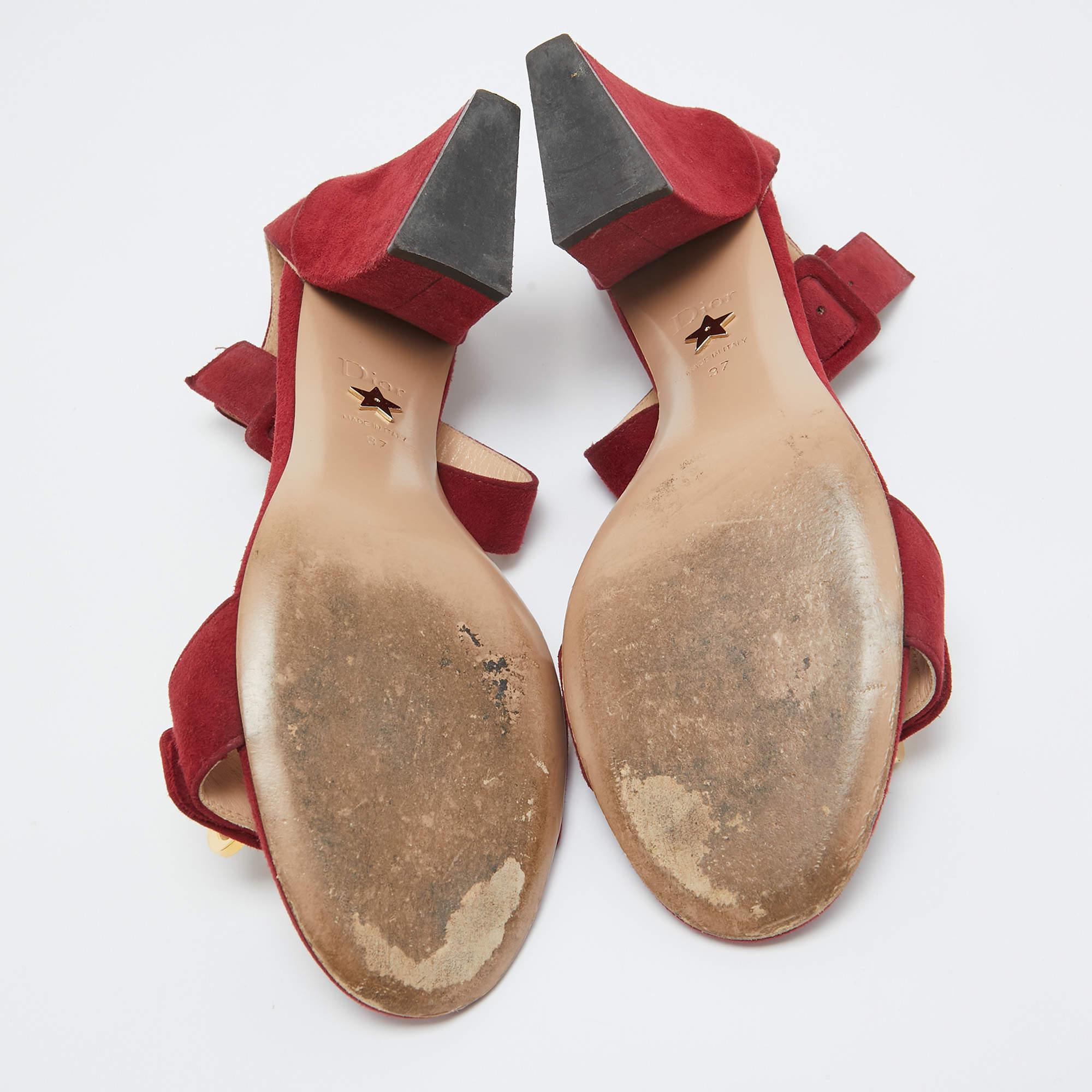 Dior Sandales C'est à lanières à la cheville en daim rouge taille 37 en vente 1