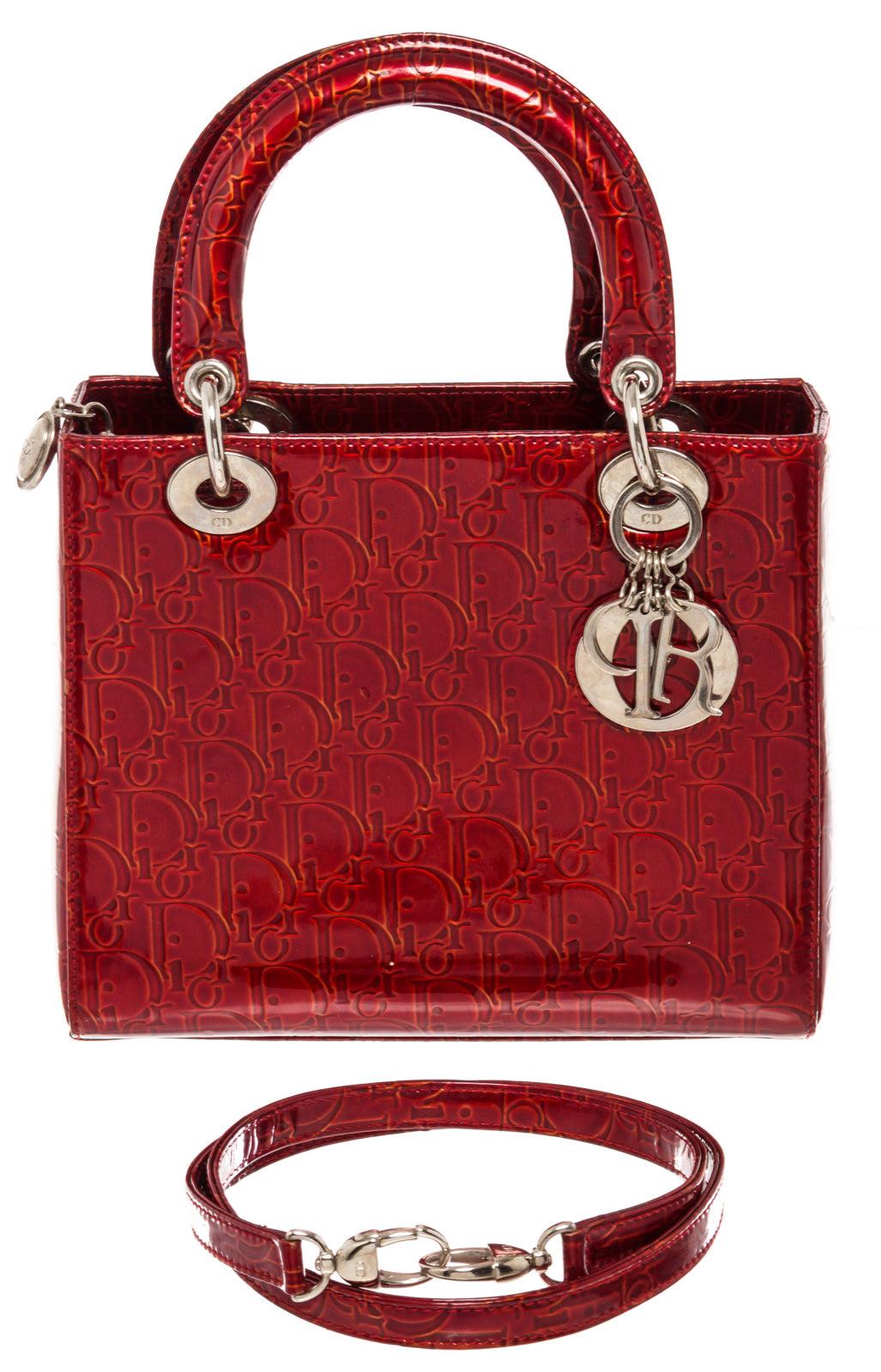 Rote Trotter gesteppte Muster bestickt Lammleder Christian Dior Cannage Medium Tote Bag verfügt über Leder und baumelnden Dior Buchstaben Charme kommt mit Gold-Ton-Hardware, doppelte flache Leder oben Griffe und eine abnehmbare lange