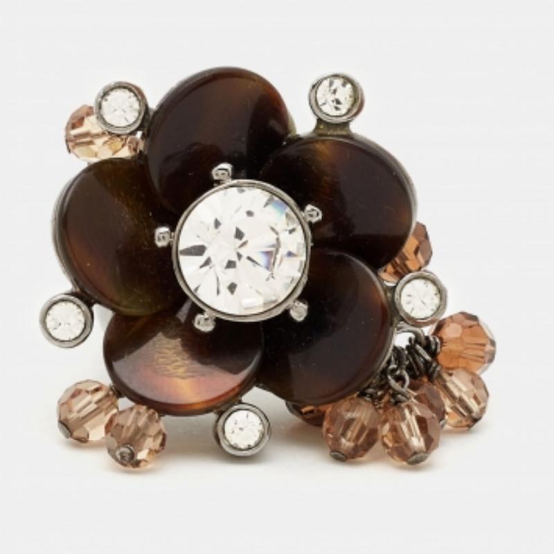 Per abbellire le tue dita nel modo più elegante possibile, ti proponiamo questo anello Dior. È dotato di dettagli meravigliosi per elevare il tuo look all'istante.