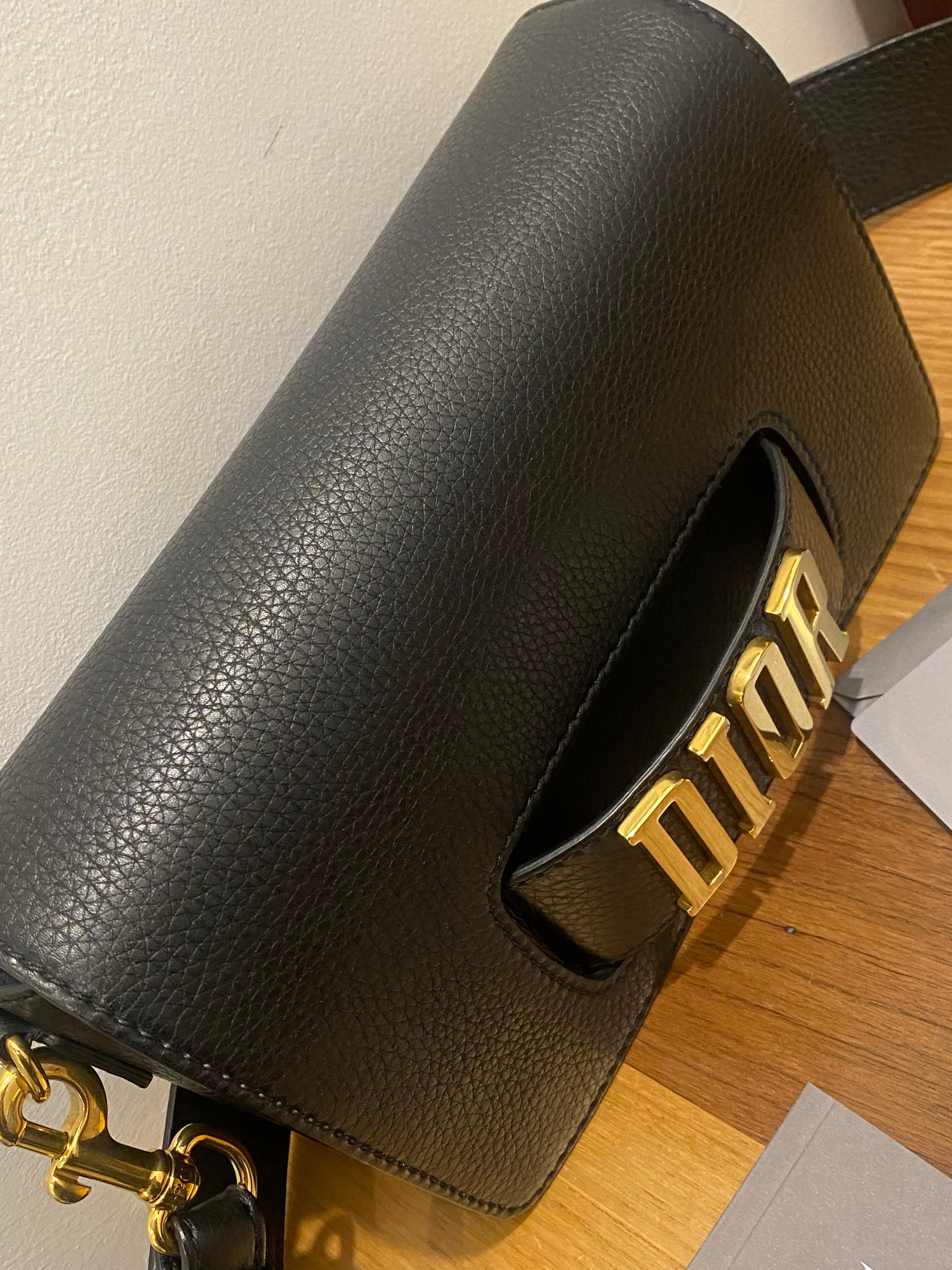 Sac à bandoulière Dior Revolution (DioRevolution) en cuir, comme neuf en vente 11