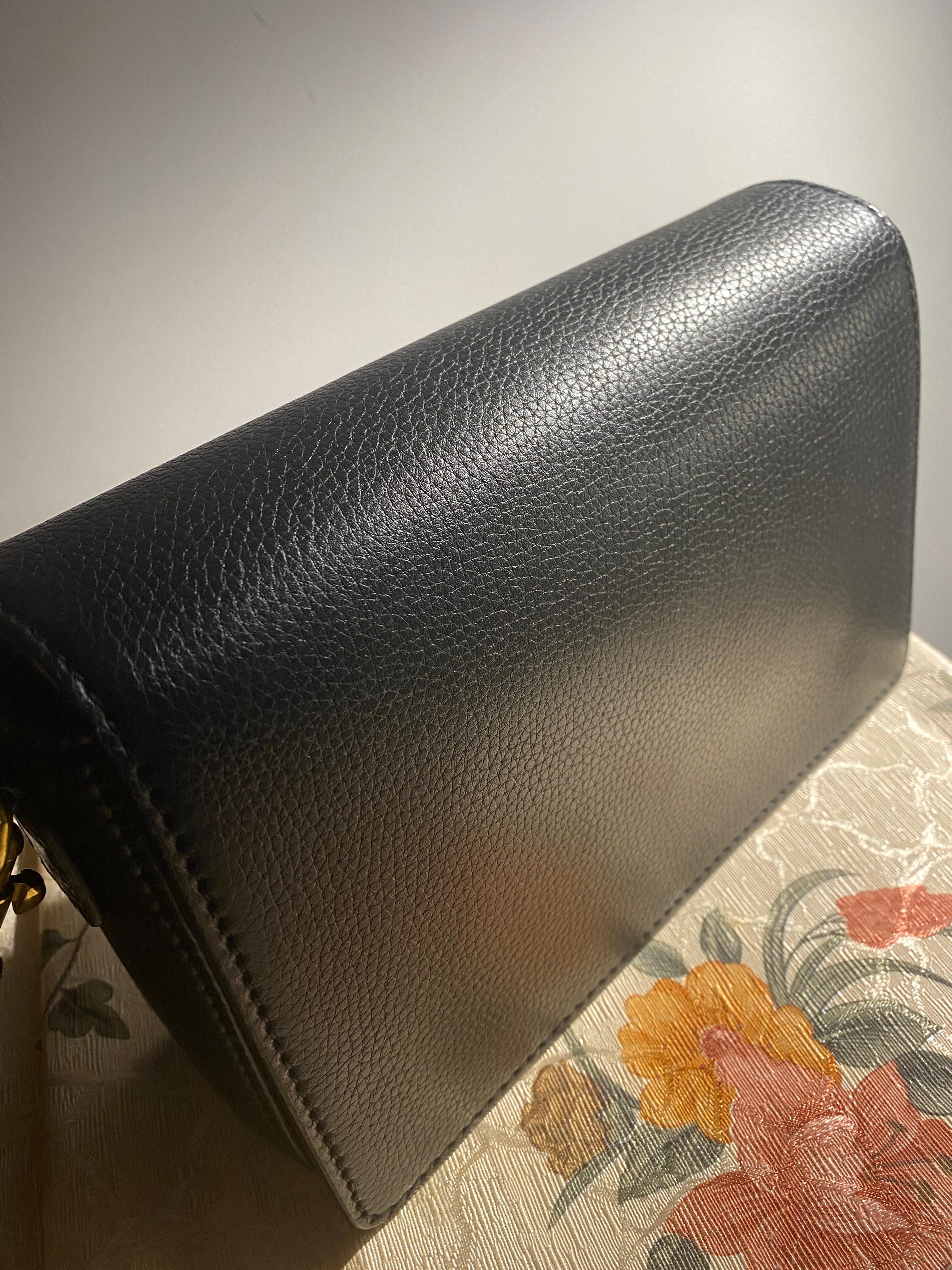 Sac à bandoulière Dior Revolution (DioRevolution) en cuir, comme neuf en vente 3