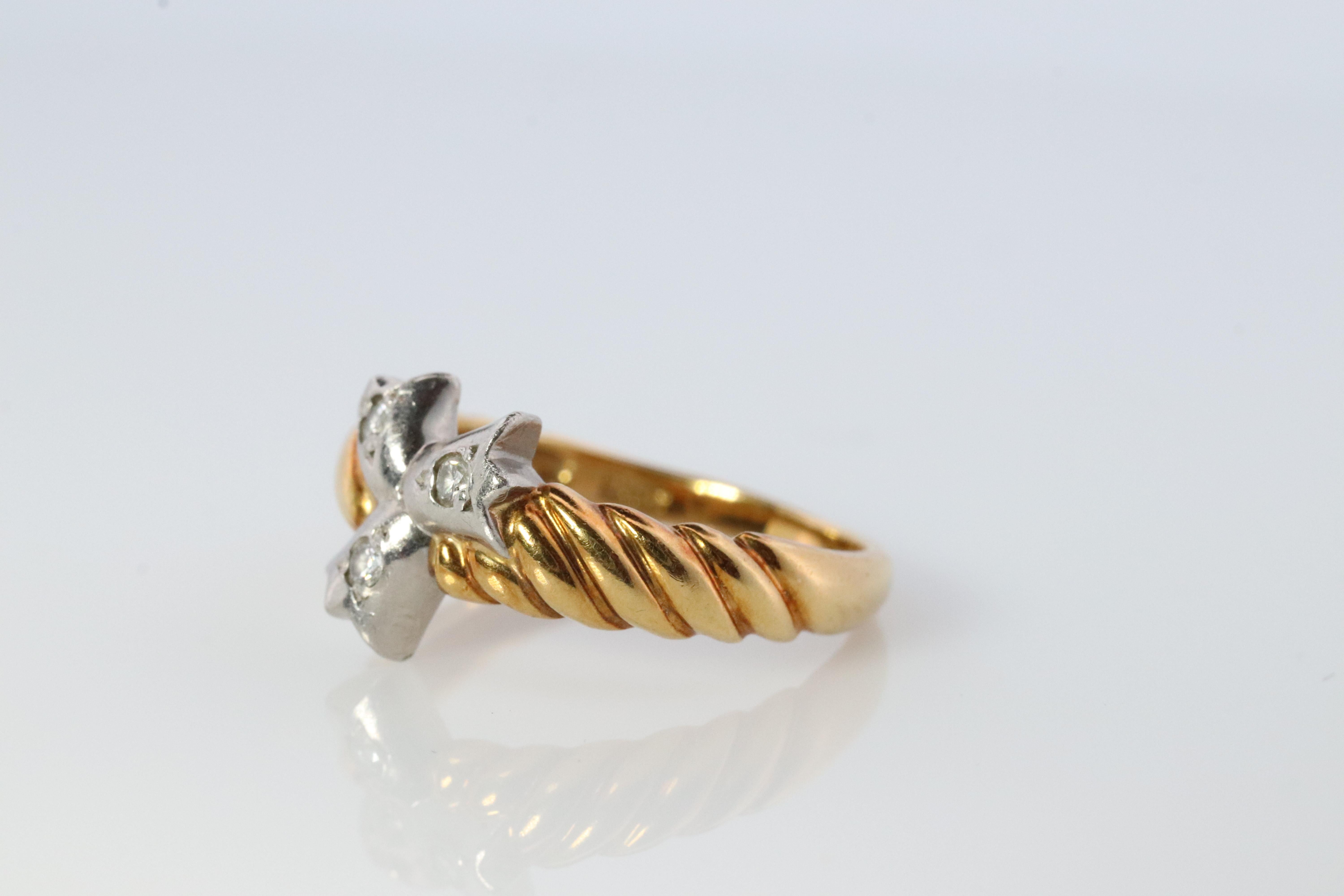 Authentischer Christian Dior Ring.

PT900 Platin und 18k Gelbgold Band.

Diamanten in der Lünette.

Cluster of Bells.


Größe 5