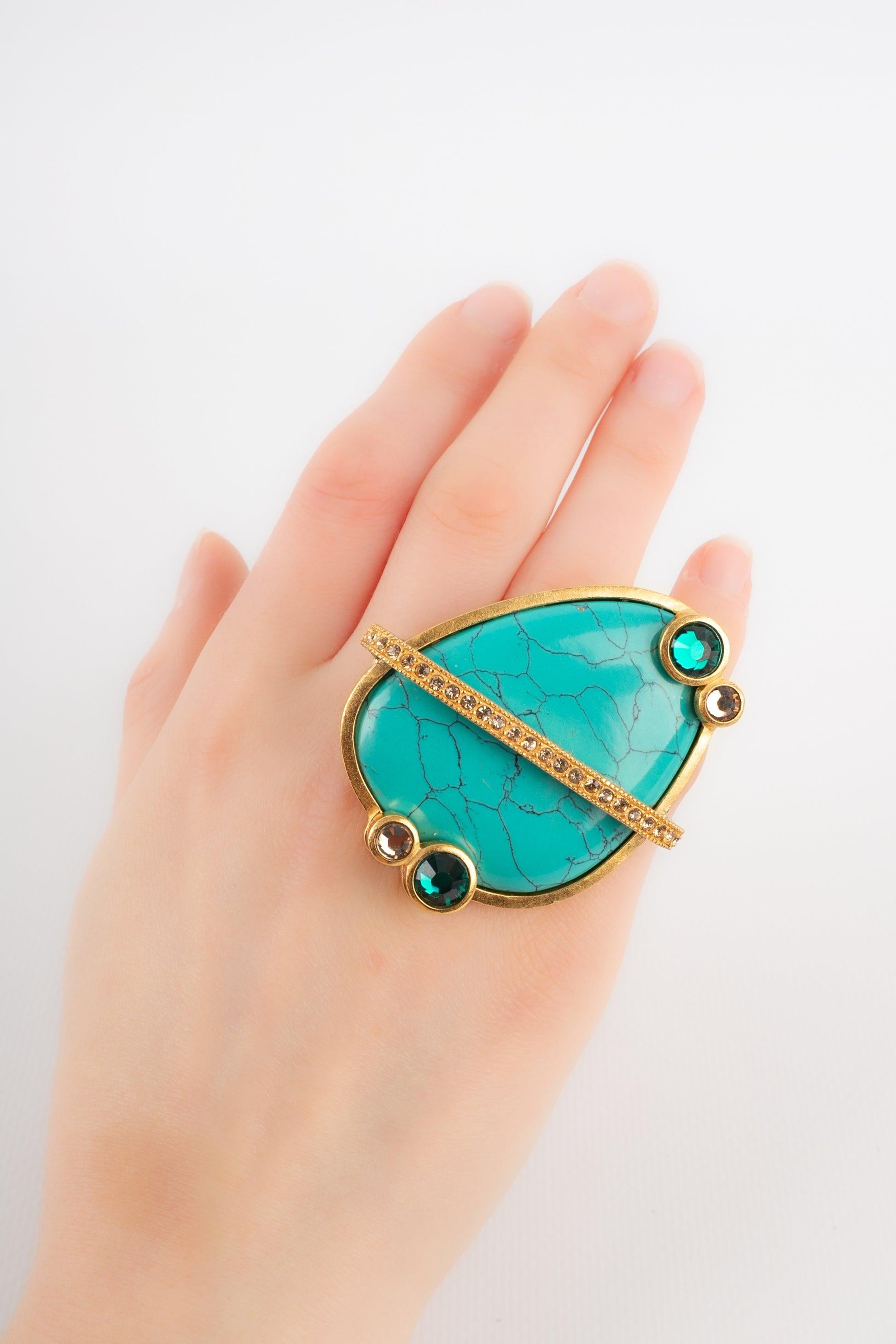 Dior - (Made in France) Beeindruckender goldener Metallring mit Strasssteinen und einem Hartstein-Cabochon.

Zusätzliche Informationen:
Zustand: Sehr guter Zustand
Abmessungen: Größe 53 // Abmessungen des Ornaments: 5,5 cm x 4 cm

Sellers Referenz: