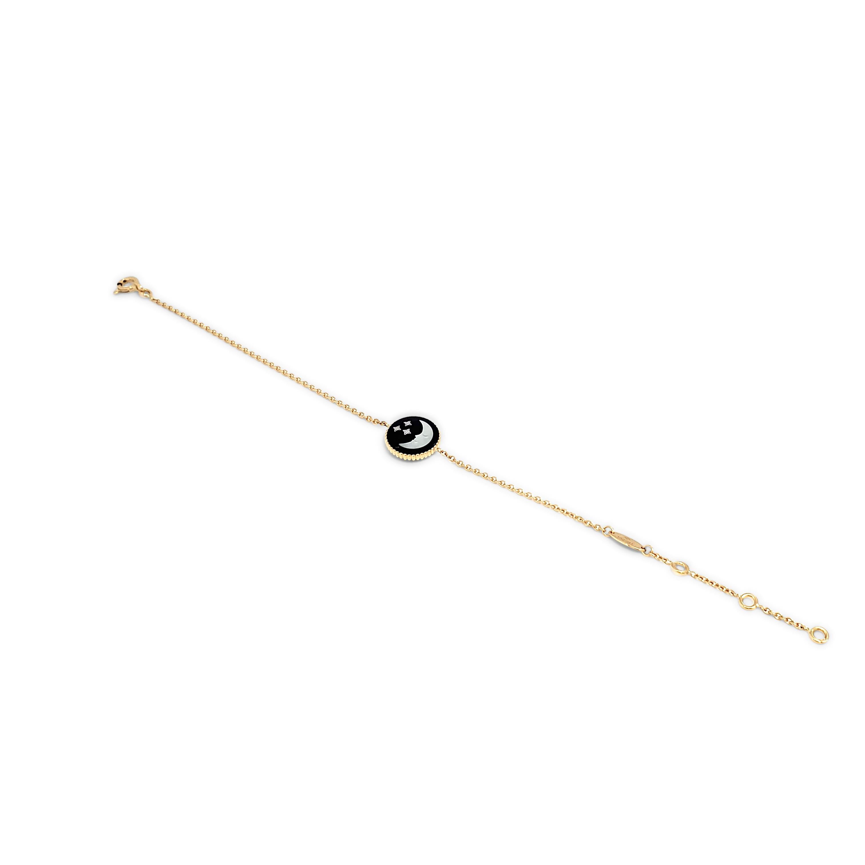 Authentisches Armband 'Rose Celeste' von Dior aus 18 Karat Gelbgold. Mit einem doppelseitigen himmlischen Anhänger, der auf der einen Seite die Sonne und auf der anderen Seite den Mond zeigt. Die Sonne besteht aus strukturiertem Gelbgold mit einem