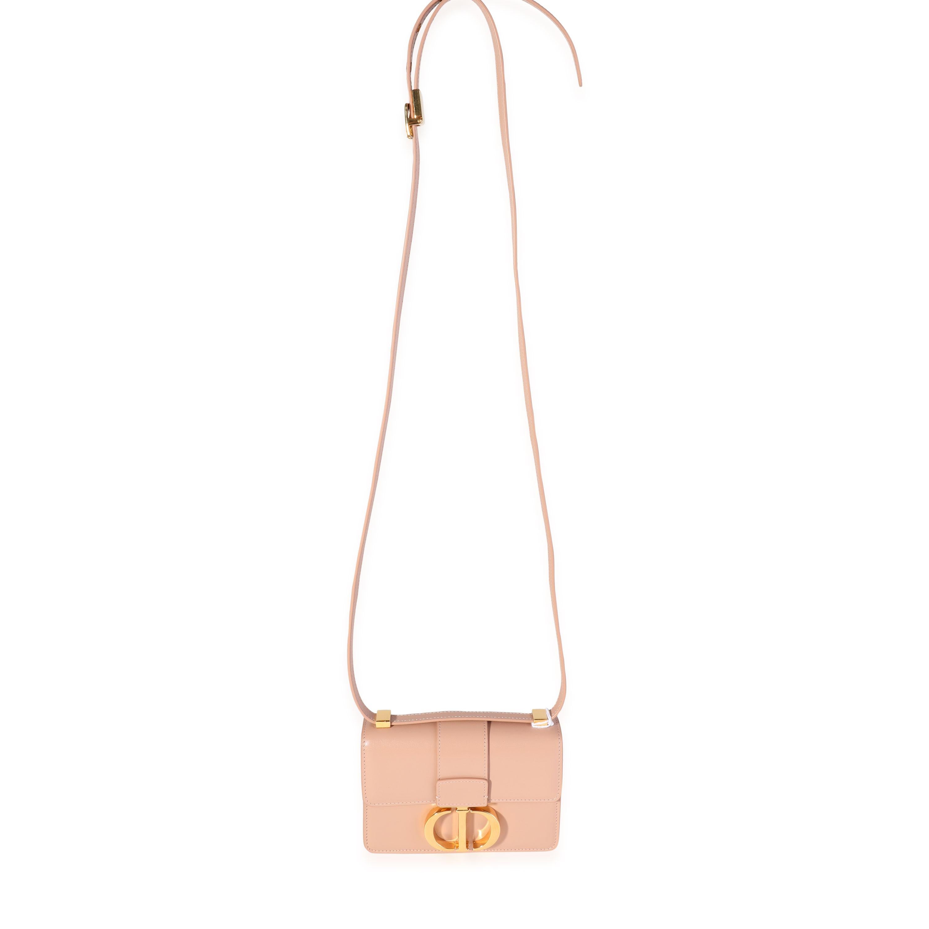 Título del listado: Microbolso Dior Rose Des Vents 30 Montaigne de piel de becerro
SKU: 118970
MSRP: 2700.00
Estado: Seminuevo (3000)
Estado del bolso: Menta
Comentarios sobre el estado: Estado impecable. Sin signos visibles de desgaste.  Venta