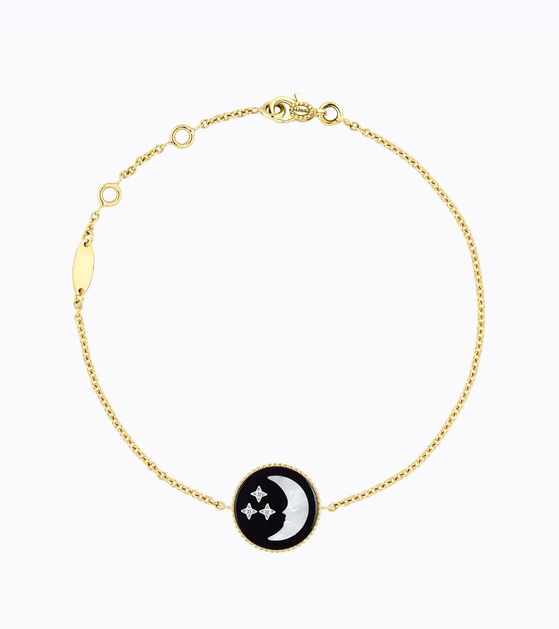 Dior Rose des vents ��“Rose Céleste” bracelet in 18 carats yellow gold, composed of a reversible mother-of-pearl and onyx disc, the sun with a diamond on one side and the moon on the other side. All held by a fine yellow gold chain.

Length adjustable
