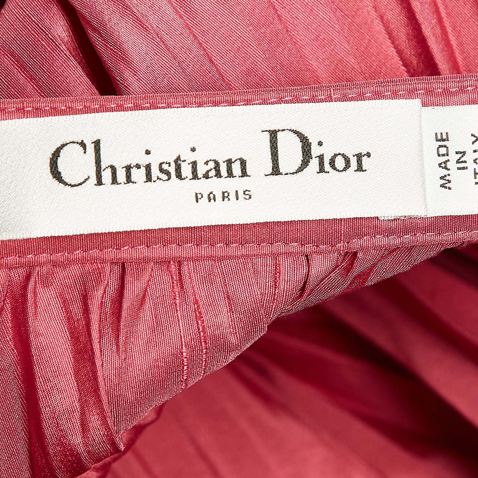 Experience the charm of designer clothing with this gorgeous Dior midi skirt. Made from silk, the skirt has high allure and a great fit. Pair it up with a tailored blouse or a simple top and high heels.

