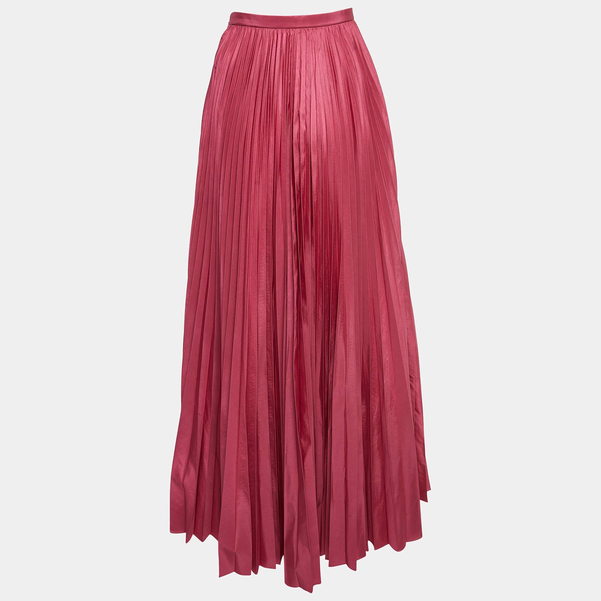 Experience the charm of designer clothing with this gorgeous Dior midi skirt. Made from silk, the skirt has high allure and a great fit. Pair it up with a tailored blouse or a simple top and high heels.

Includes: Original Hanger, Brand Tag