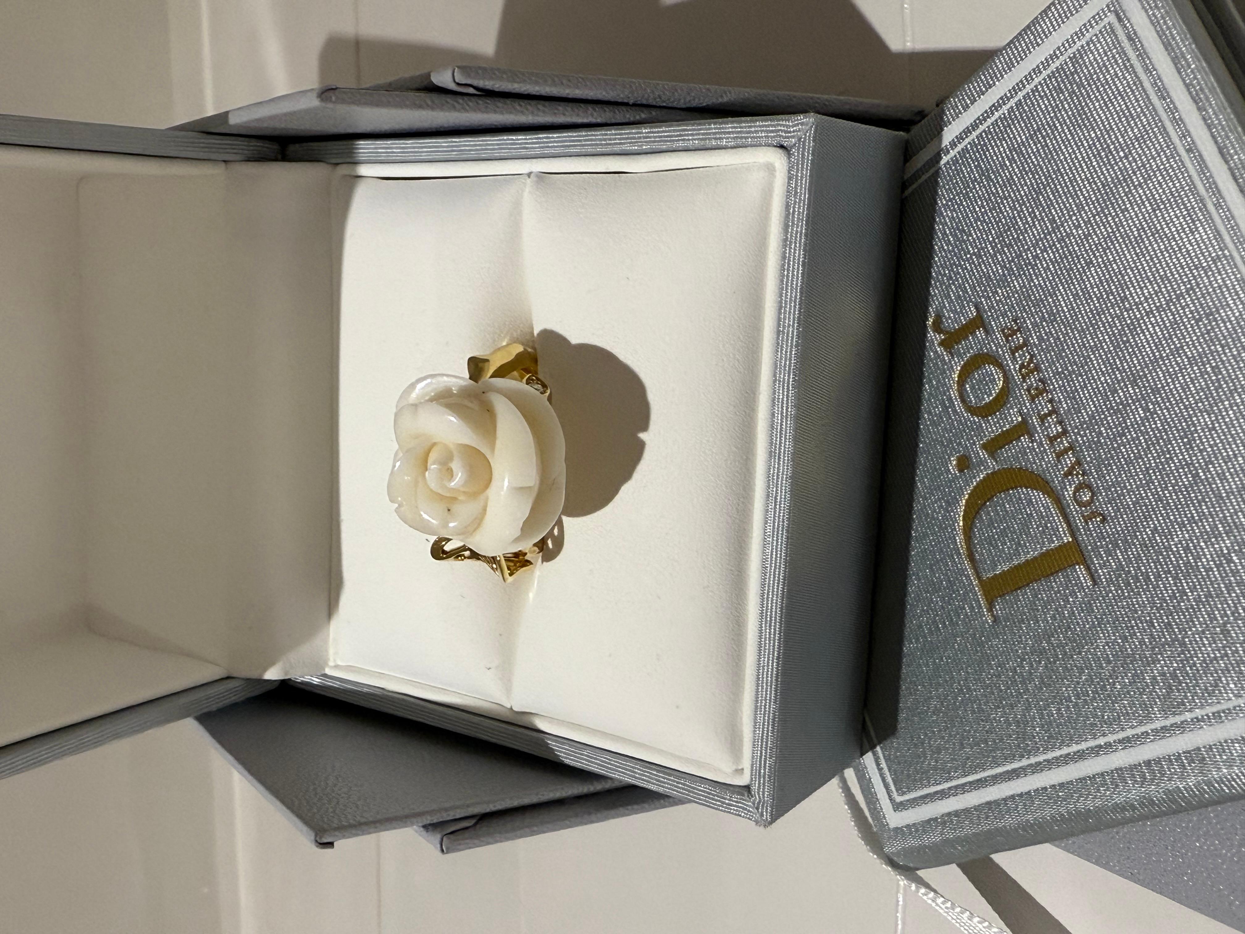 Bague Dior Rose Pré-Catelan signée en or jaune 18 carats (750/1000). Bague représentant une tige de rose ponctuée d'épines en or et, à l'extrémité de la tige, une épine avec un diamant rond et une feuille d'or. Entre les deux se trouve une rose