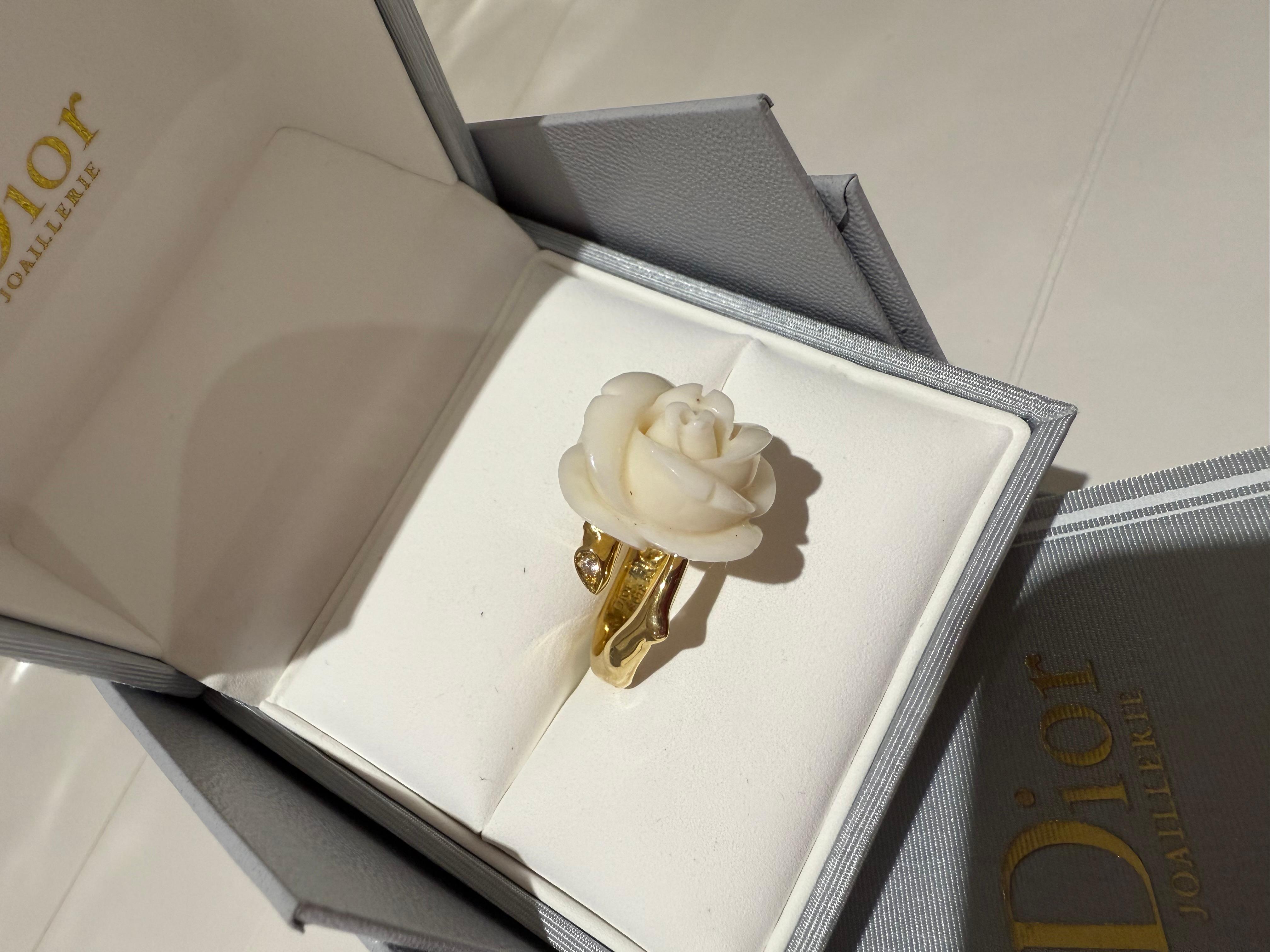 Taille brillant Bague Pré-Catelan en corail blanc et diamants 18k de Dior Rose en vente