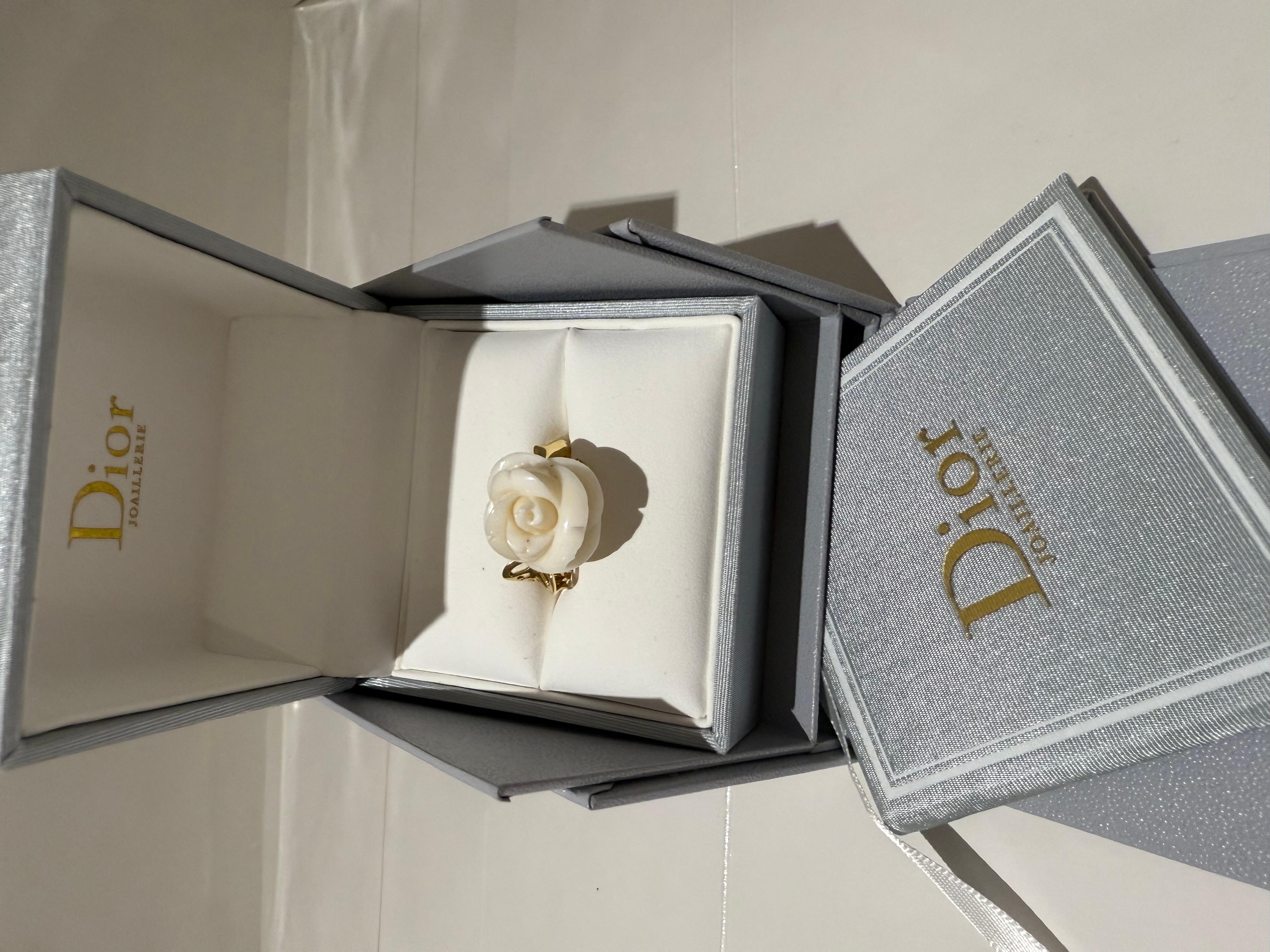 Bague Pré-Catelan en corail blanc et diamants 18k de Dior Rose Excellent état - En vente à London, England