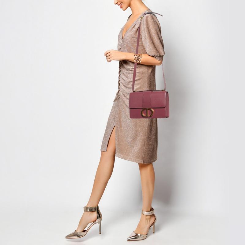 Gönnen Sie sich zeitlosen Luxus mit dieser Dior 30 Montaigne Tasche. Dieses sorgfältig gefertigte Kultobjekt vereint Erbe, Eleganz und Handwerkskunst und verleiht Ihrem Stil eine unvergleichliche Raffinesse.

Enthält
Original-Staubbeutel,