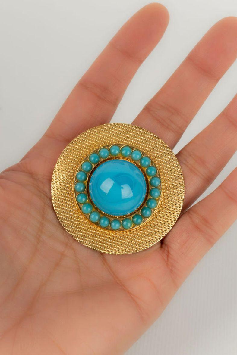 DIOR - (Made in Germany) Round brooch in gilded metal and glass paste cabochons. 1967 collection.

Additional information:
Dimensions: Diameter: 4.5 cm
Condition: Very good condition
Seller Ref number: BR45