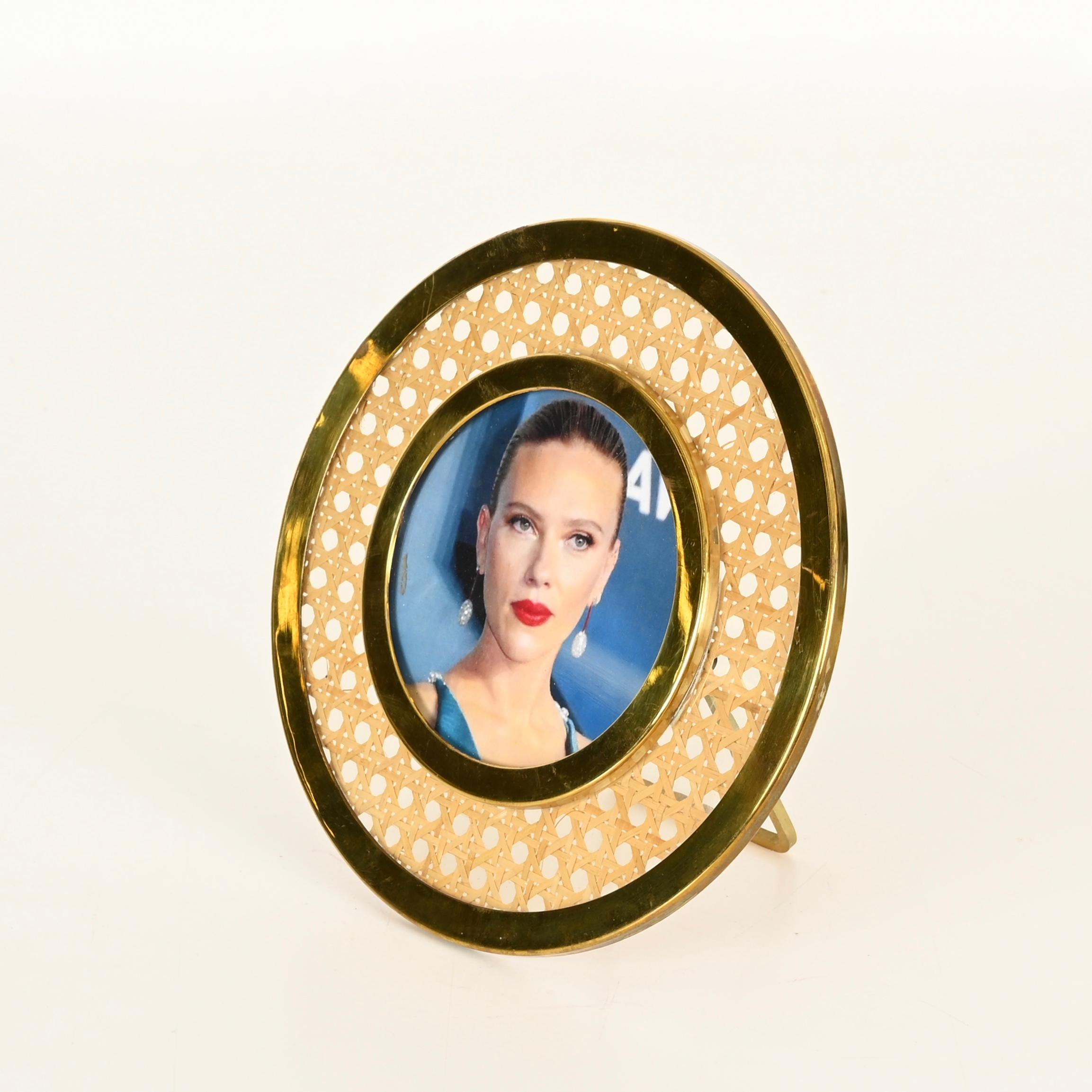 Italian Dior Round Photo Frame in Golden Brass, Lucite and Vienna Straw, Italy, 1970s For Sale