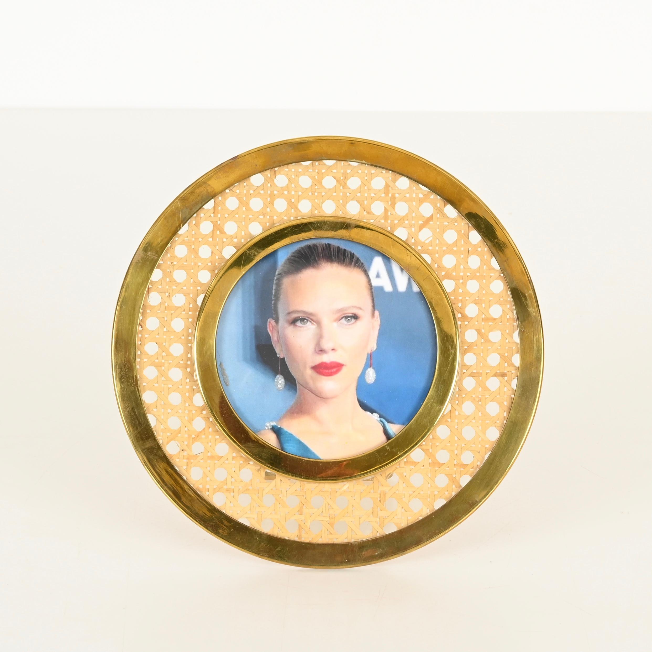 Dior Round Photo Frame in Golden Brass, Lucite and Vienna Straw, Italy, 1970s In Good Condition For Sale In Roma, IT