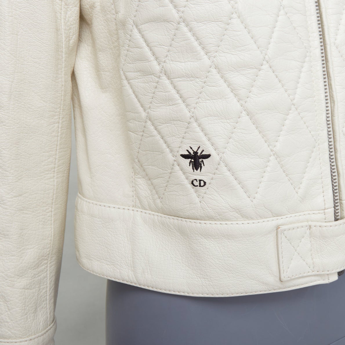 DIOR Runway crema in pelle di capra CD ape trapuntata giacca biker FR38 M
Riferimento: NKLL/A00348
Marchio: Dior
Stilista: MARIA GRAZIA CHIURI
Materiale: Pelle
Colore: Crema, Argento
Modello: Tinta unita
Chiusura: zip
Fodera: Tessuto crema
Dettagli