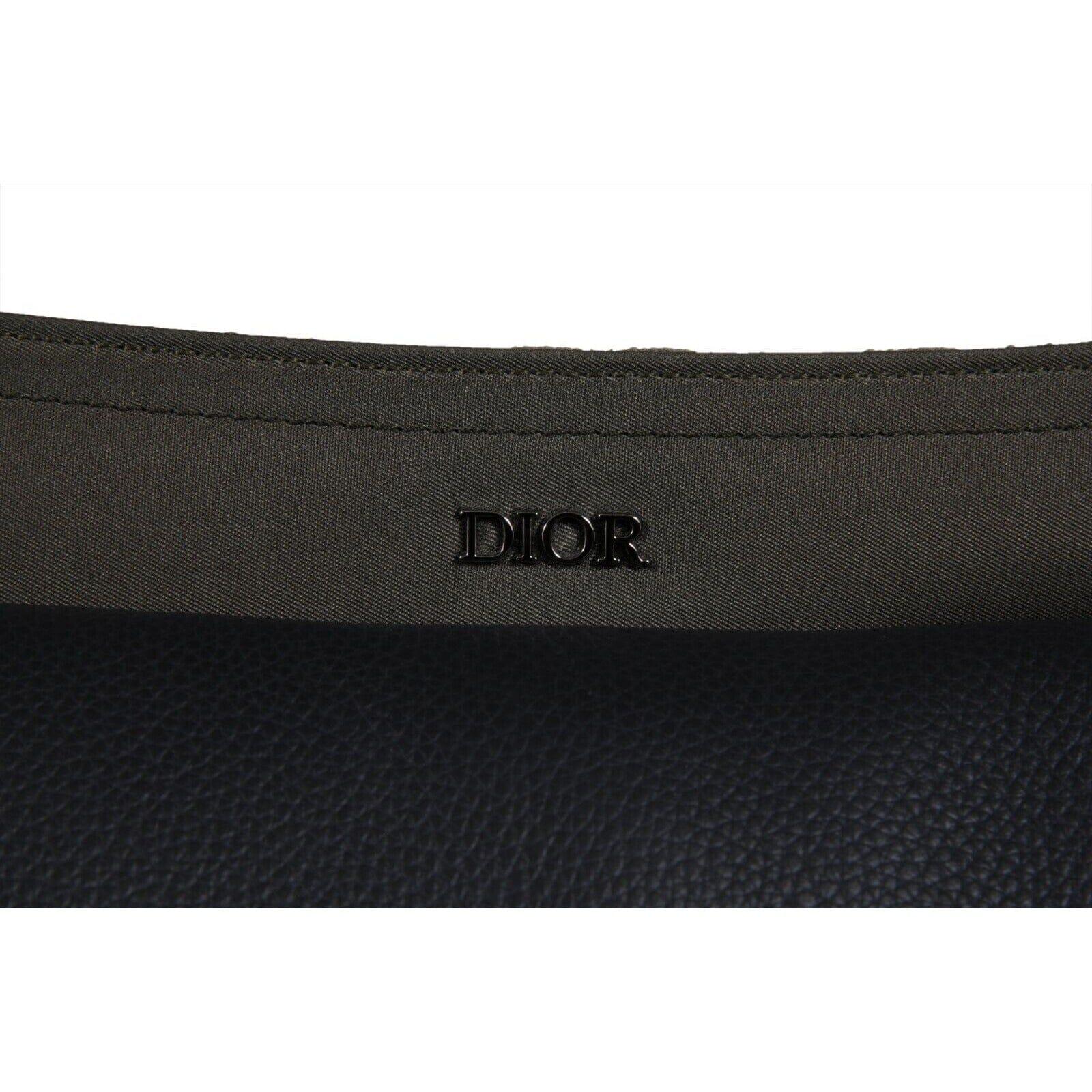 - Extérieur en olive

- Accents bleu marine

- Plusieurs poches



Condit : 

Le sac est neuf avec les étiquettes et le sac à poussière (la ficelle du sac à poussière s'est détachée mais sera incluse). 



Mesures : ( Approximativement en pouces )