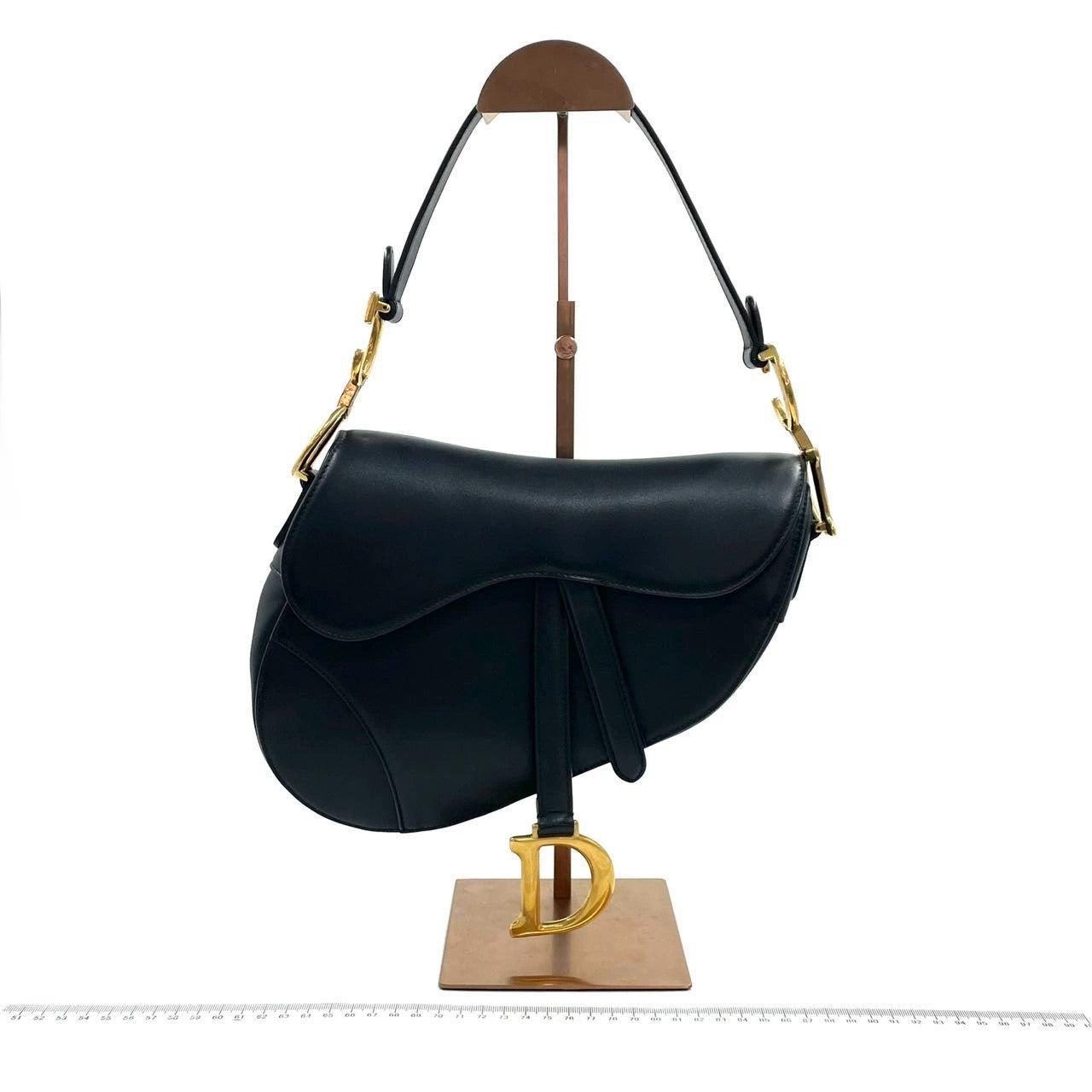 Dior Saddle 2018 Medium Smooth Calfskin Leather Bag Black

  
  Dior Saddle bag, crafted in smooth leather, the legendary design comes in size medium, features a magnetic flap, and antique gold-finish CD signature on both sides of the strap. 
 