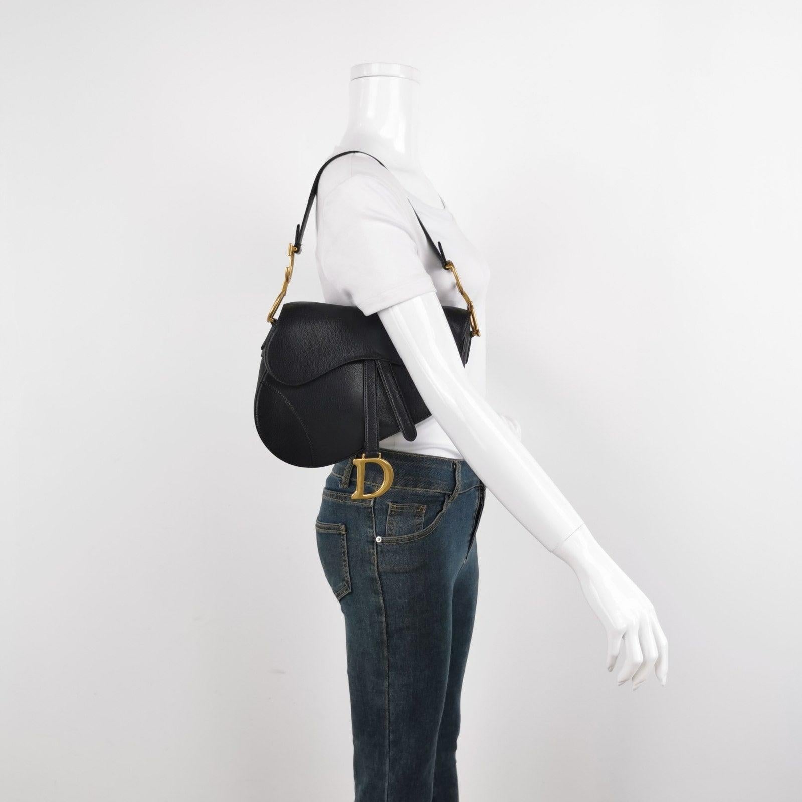 Dior Saddle 2020 Medium Lambskin Leather Bag Black
These are professional photos of the actual bag.
  
  2020 Dior Saddle bag, crafted in supple lambskin leather, the legendary design comes in size medium, features a magnetic flap, and antique