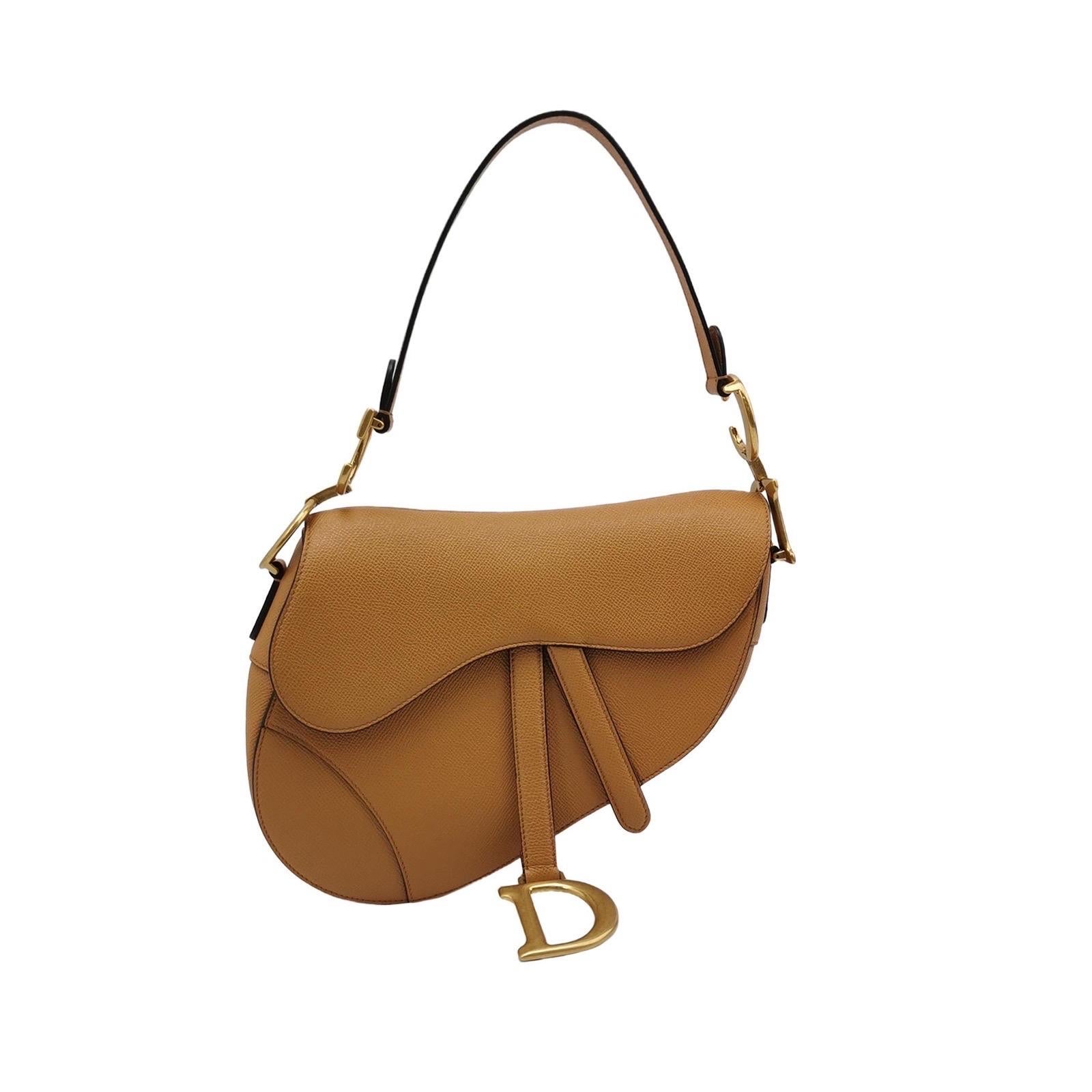 Does Dior saddle bag comes with a strap?