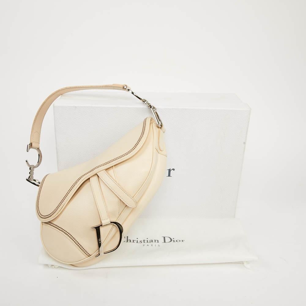 In very good condition, this wonderfull iconic bag comes in beige leather with silver details. Dimensions : 25,5 cm long x 20 cm high x 6,5 cm. It will be delivered in its original Christian Dior pouch and the box. You will love it !!