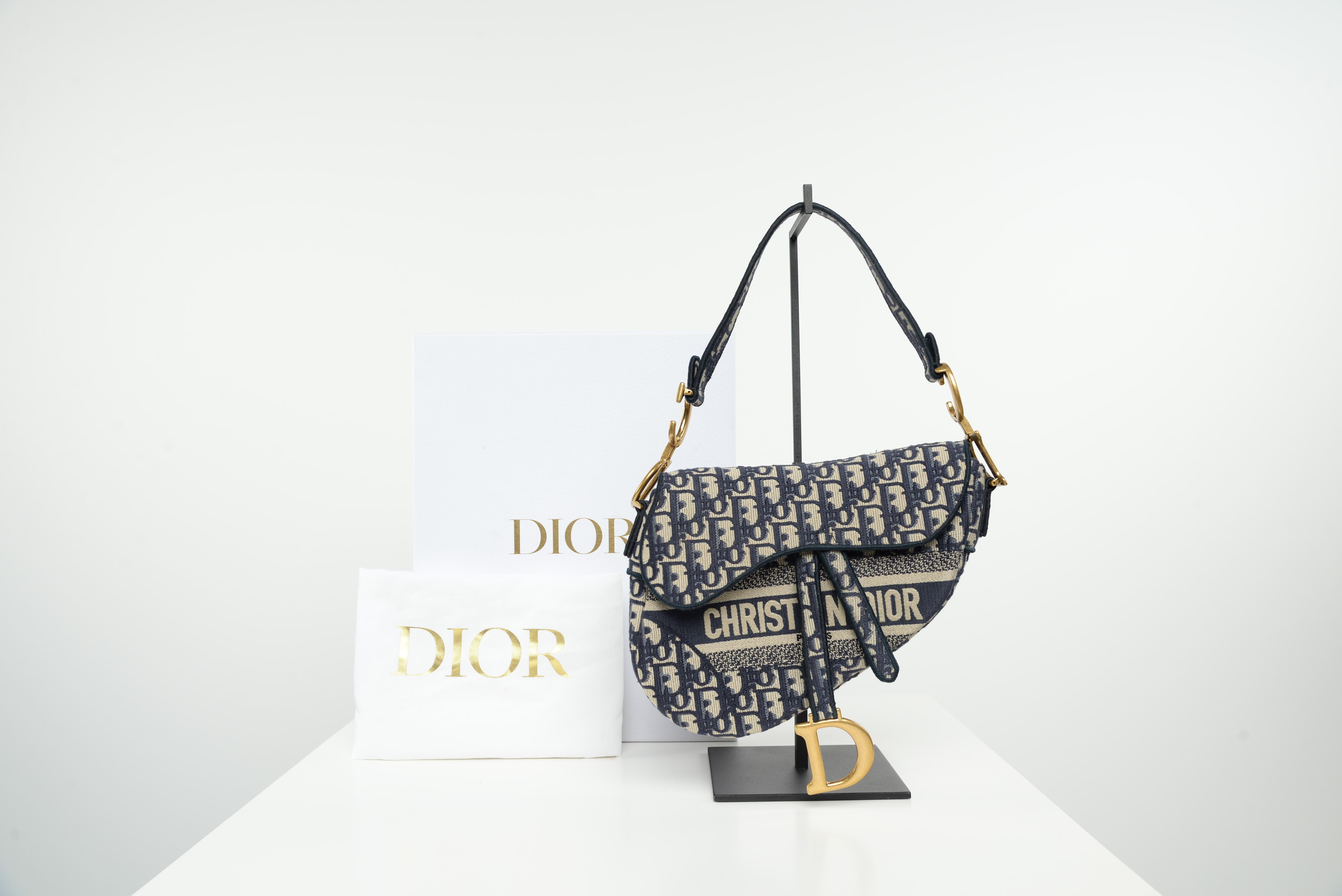 From the collection of SAVINETI we offer this Dior Saddle Bag Blue:
-	Brand: Dior
-	Model: Saddle Bag Blue
-	Year: 2021
-	Code: 50-MA-0251
-	Condition: Very Good
-       Extras: Full-Set (dustbag, box and receipt)

Maria Grazia Chiuri brings a fresh