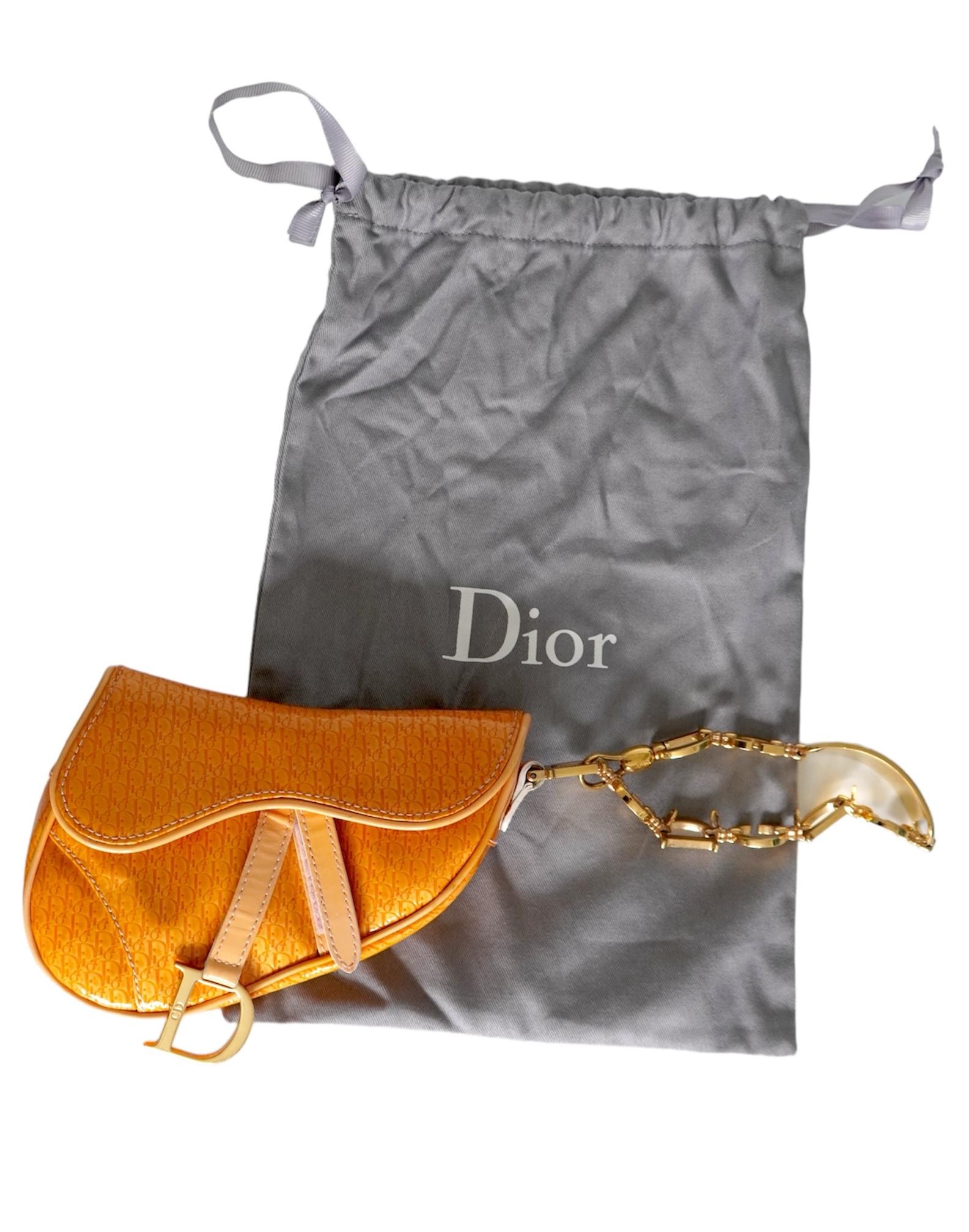Dior Saddle Bag Monogram en cuir verni jaune et orange 
Fermeture velcro
Matériel de couleur or
Compartiment unique
Poche intérieure
Etiquette logo en cuir embossé Christian Dior
Vendu avec sac à poussière