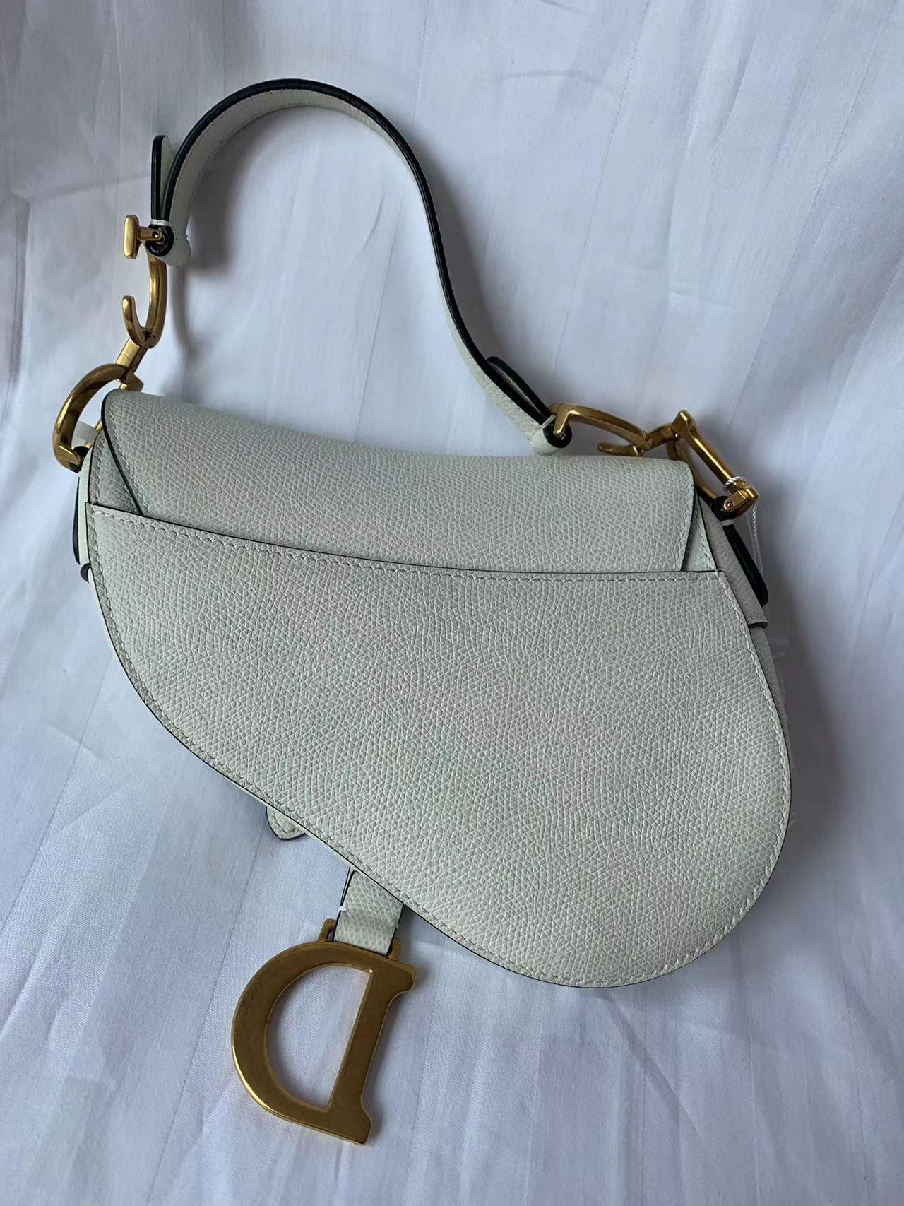 Dior Saddle bag white grain leather mini size
  These are professional photos of the actual bag.
  This Dior Saddle Bag White Grain Leather Mini Size is the perfect accessory for the modern look. This stylish bag features a mini Dior saddle style