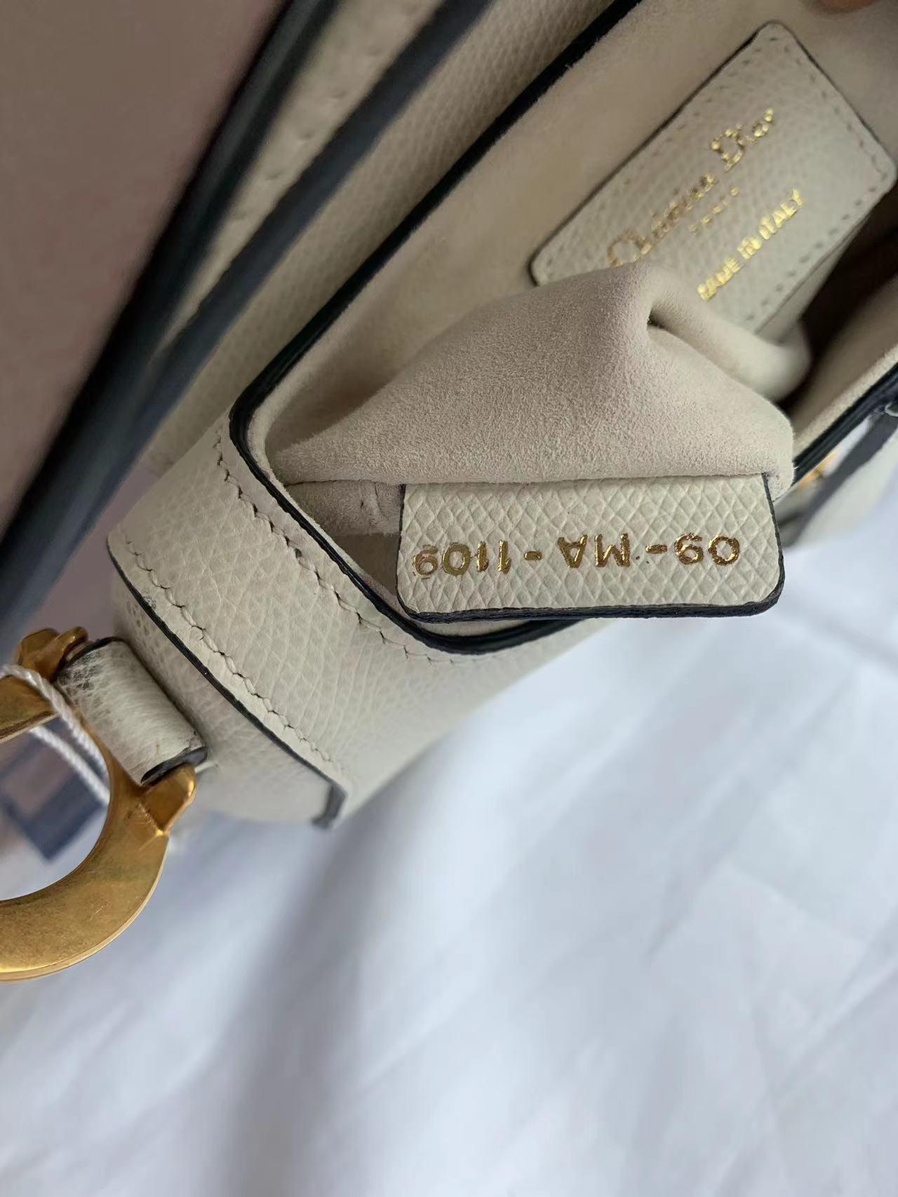 Dior Saddle bag white grain leather mini size In Excellent Condition For Sale In AUBERVILLIERS, FR