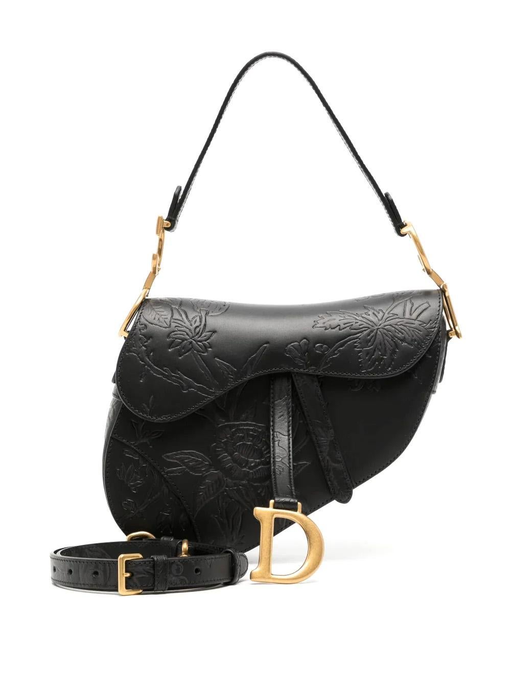 Maria Grazia Chiuri brings a fresh update to the iconic Saddle bag. Crafted in black Sbalzo calfskin, it is sculpted and hand-painted with the Dior Jardin Botanique motif, a romantic floral pattern inspired by the Granville gardens so dear to Mr.