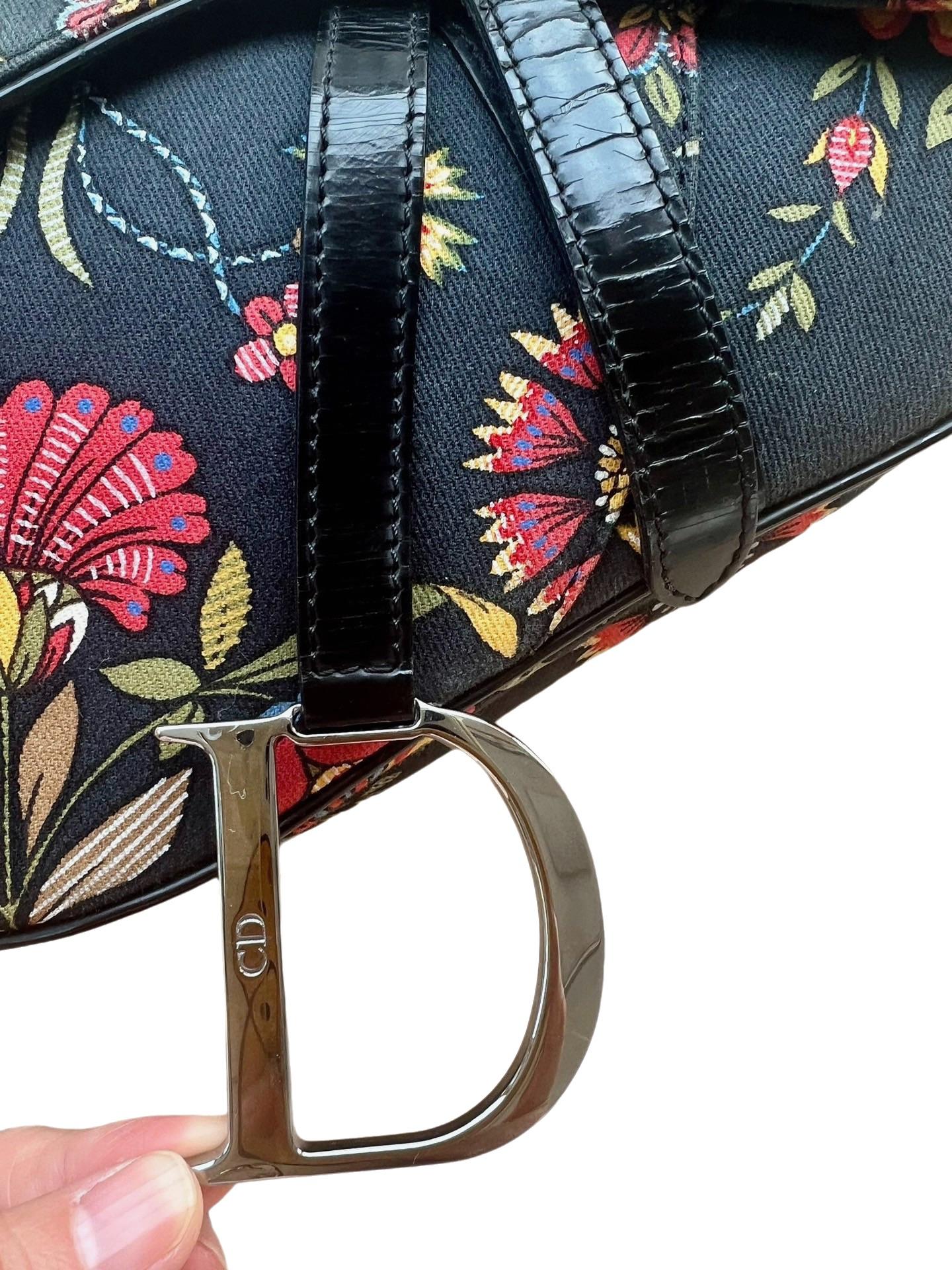 Dior Saddle Black Denim with Floral Embroidery John Galliano Design In Excellent Condition For Sale In AUBERVILLIERS, FR