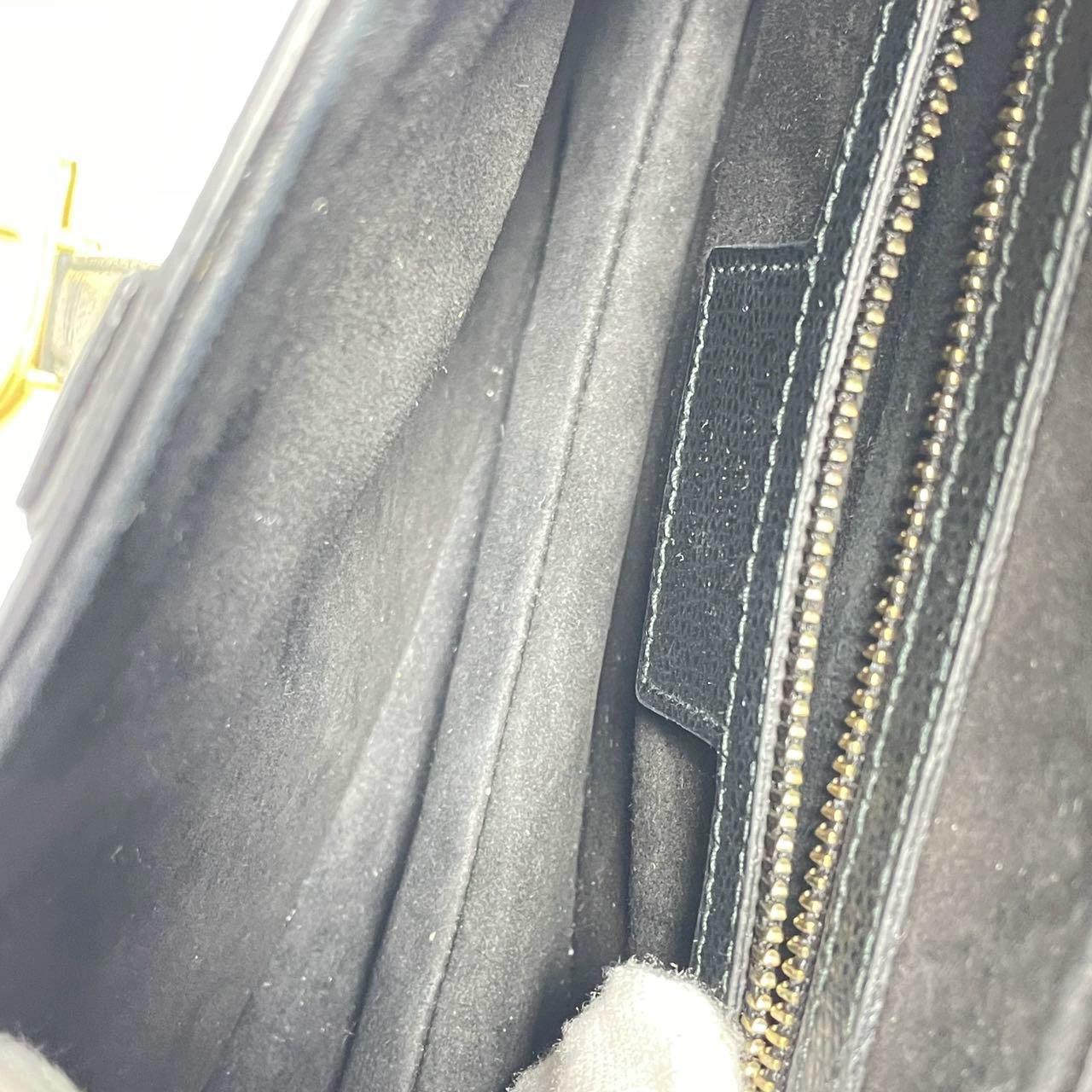 Dior Schwarze Medium Handtasche aus genarbtem Leder in Sattelform 3