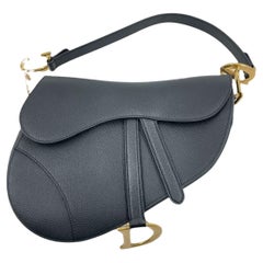 Dior Schwarze Medium Handtasche aus genarbtem Leder in Sattelform