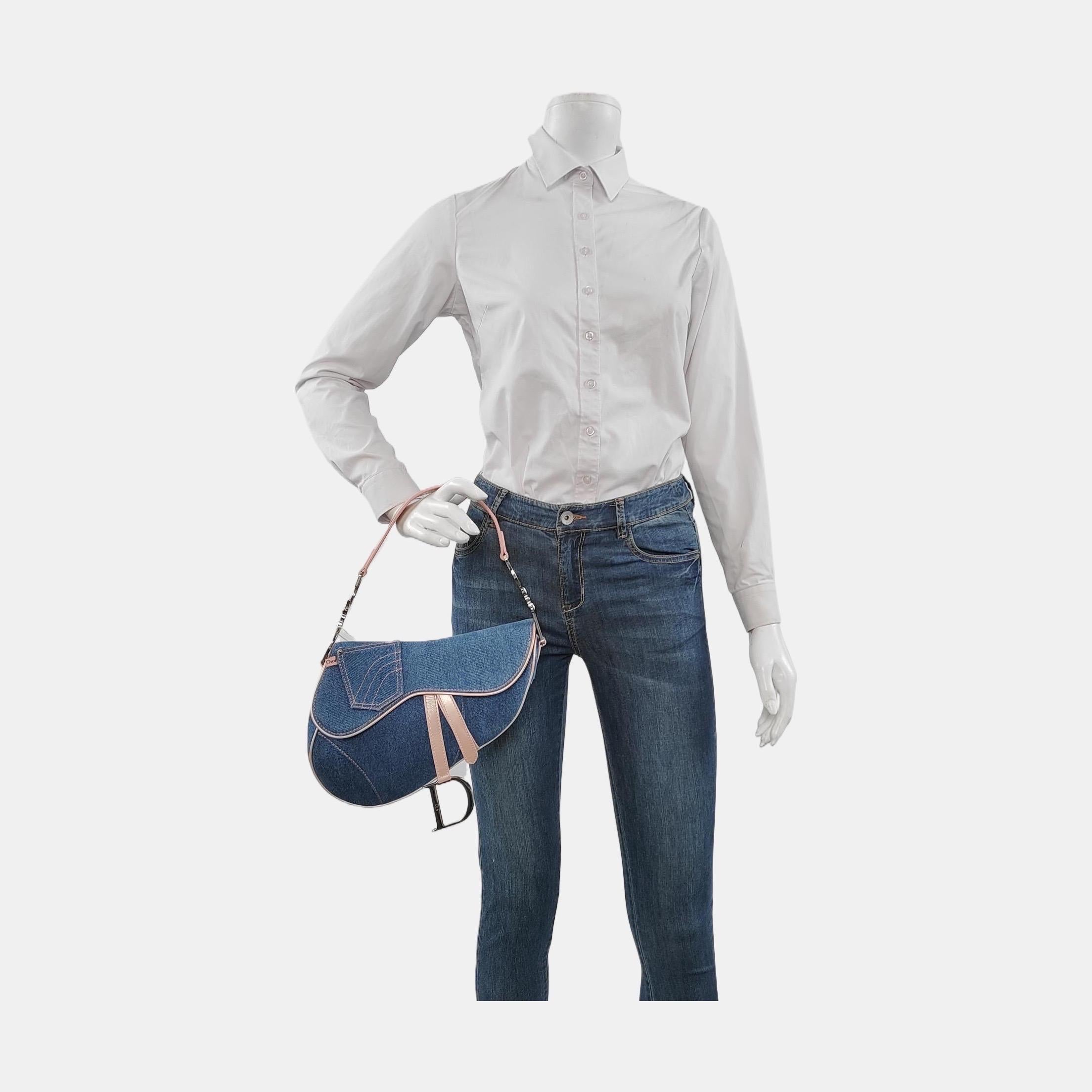 Dior Saddle in Navy Denim with Beige color leather trim. 

CONDITION: Very good

Light signs of use. Light stains on the exterior and interior. Cracks on the leather trim. Scratches on hardware. 

DETAILS:

Brand: Christian Dior

Model: Saddle

Year