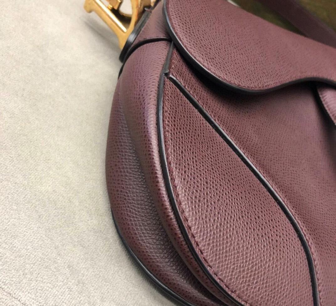 Dior Saddle Burgundy Medium Grained Leather Handbag In Excellent Condition In AUBERVILLIERS, FR